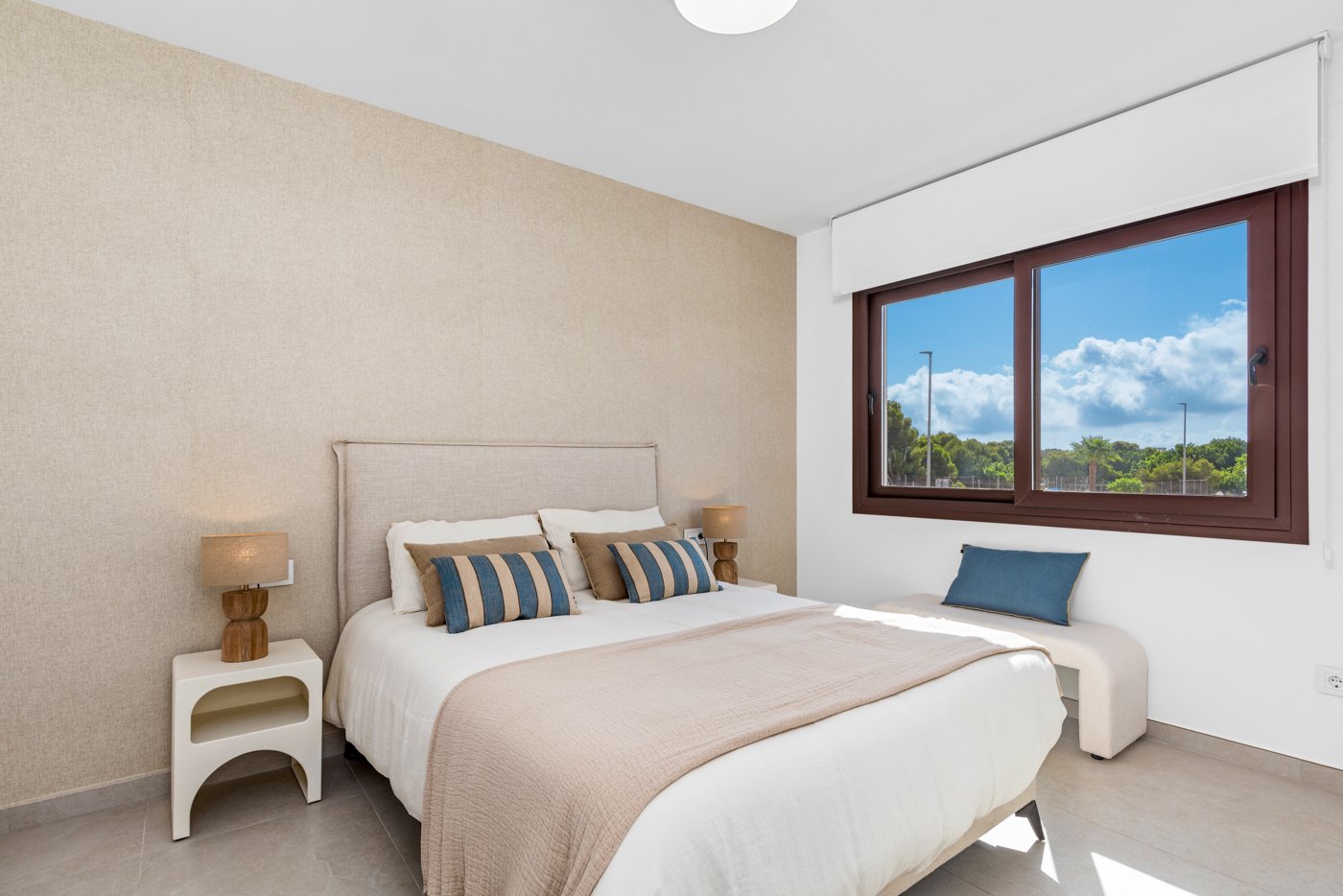 Im charmanten Ort Mil Palmeras gelegen, bietet dieses Ensemble freistehender Chalets eine einzigartige Gelegenheit, das Leben an der Costa Blanca zu