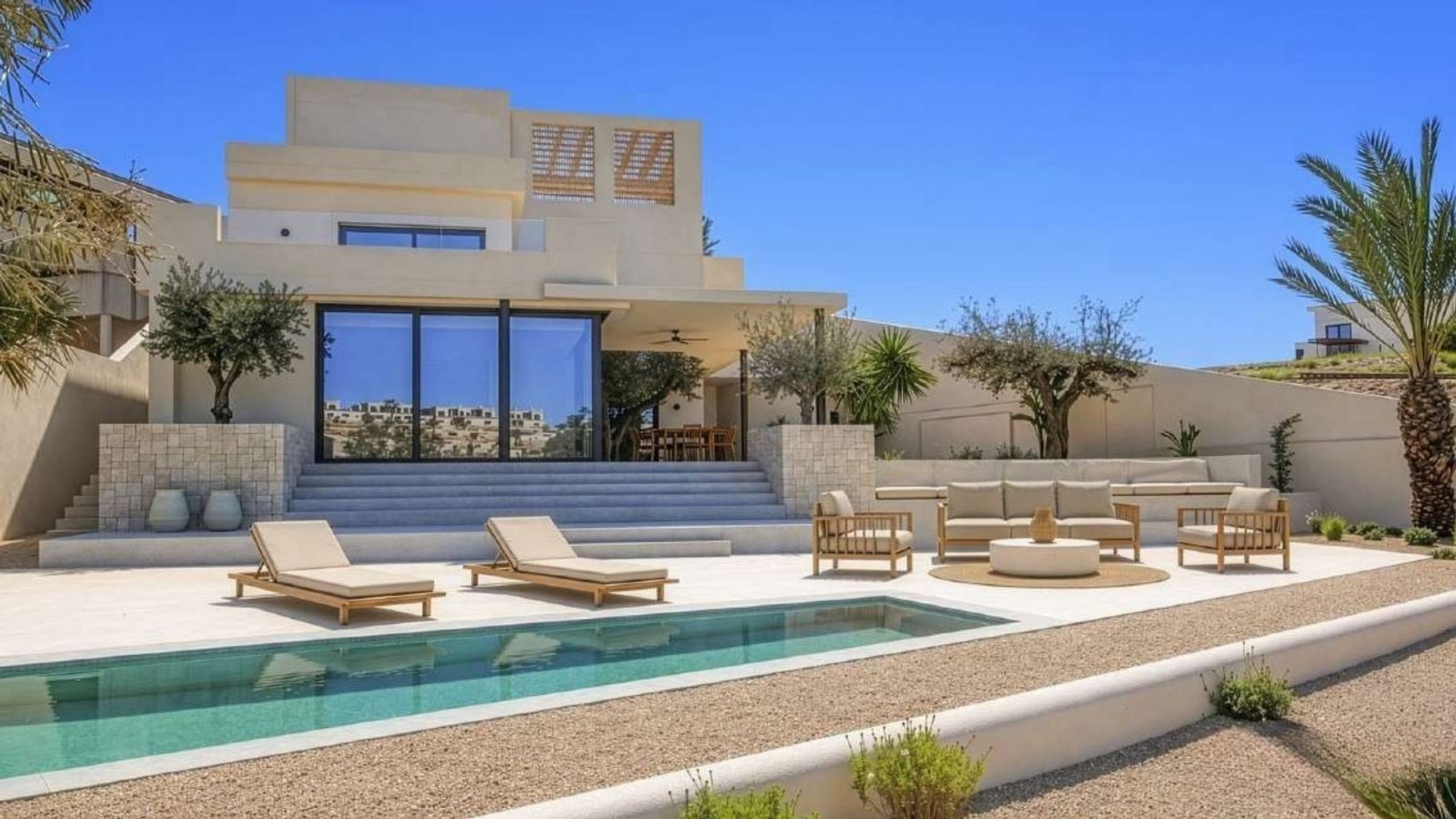 In der charmanten Gegend von La Marina gelegen, bietet diese Villa ein außergewöhnliches Wohnerlebnis. Mit einem modernen und eleganten Design ist di