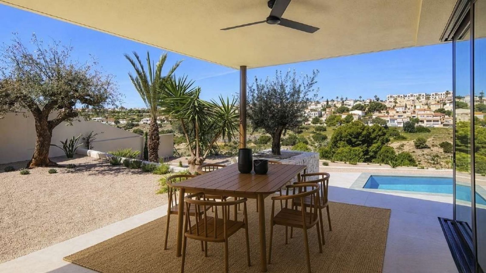 In der charmanten Gegend von La Marina gelegen, bietet diese Villa ein außergewöhnliches Wohnerlebnis. Mit einem modernen und eleganten Design ist di