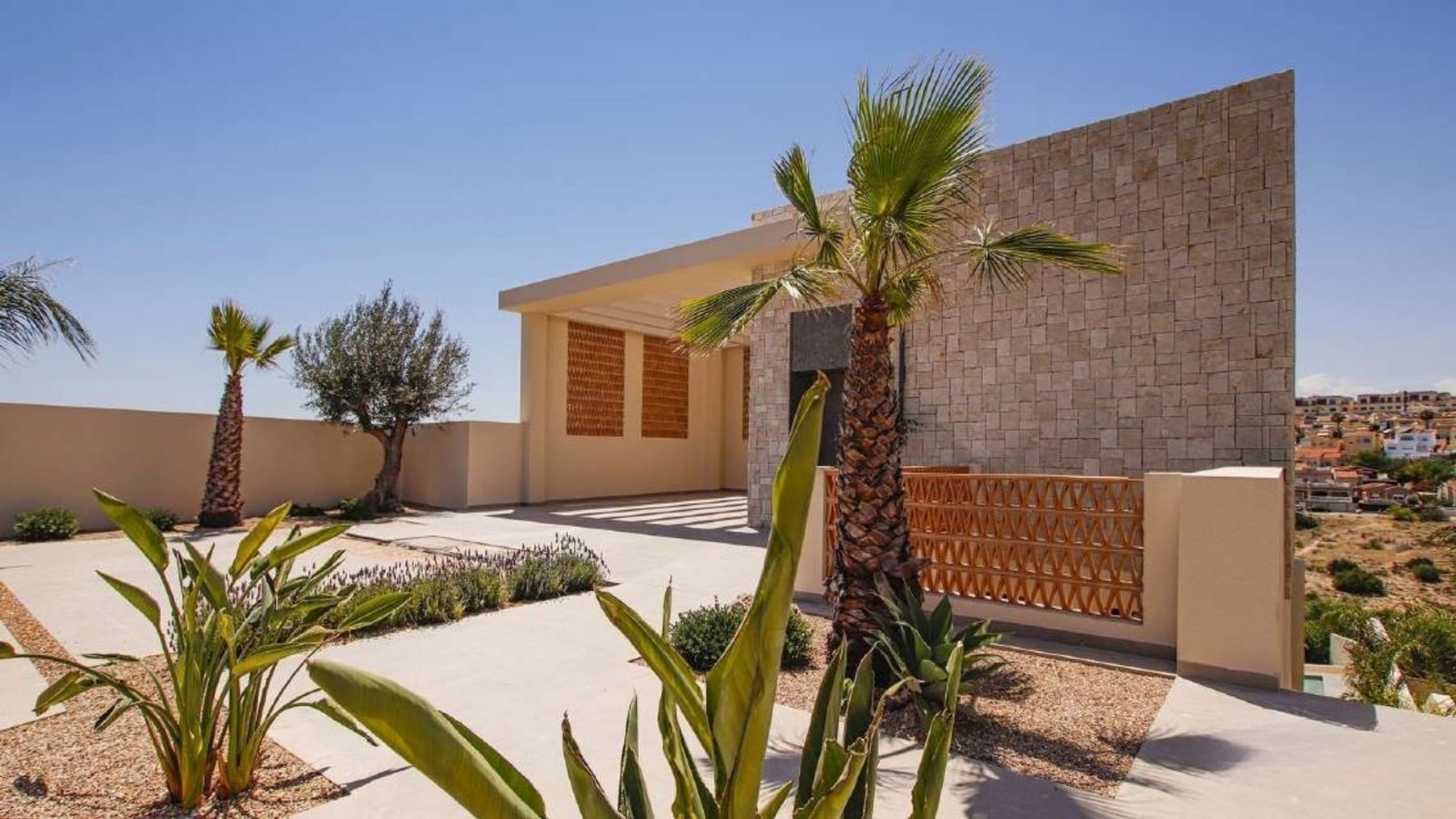 In der charmanten Gegend von La Marina gelegen, bietet diese Villa ein außergewöhnliches Wohnerlebnis. Mit einem modernen und eleganten Design ist di