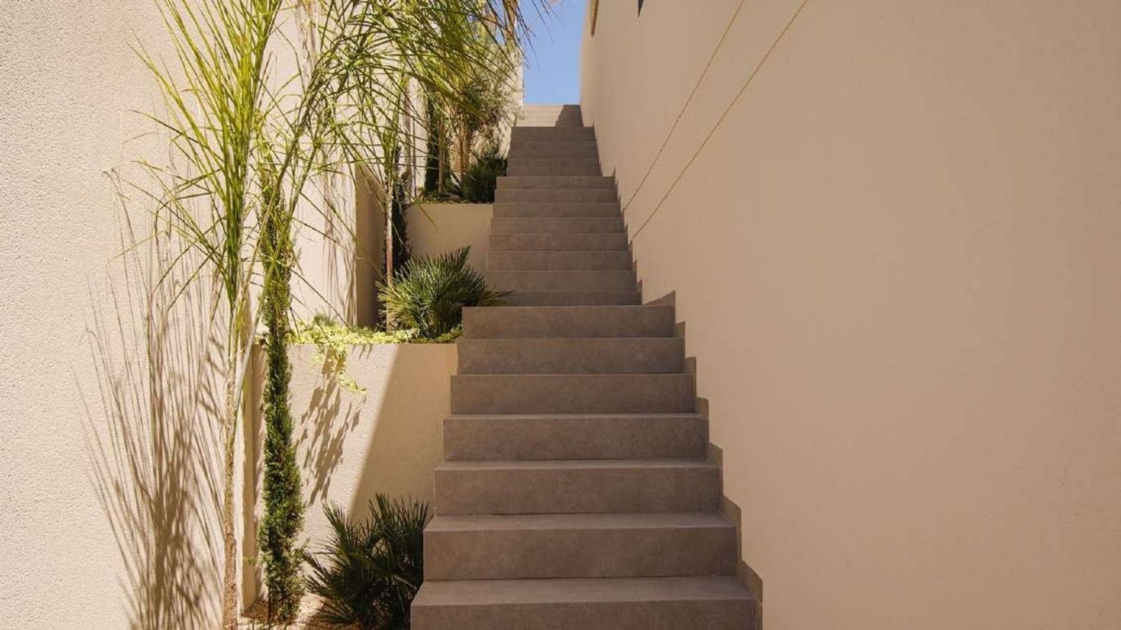 In der charmanten Gegend von La Marina gelegen, bietet diese Villa ein außergewöhnliches Wohnerlebnis. Mit einem modernen und eleganten Design ist di