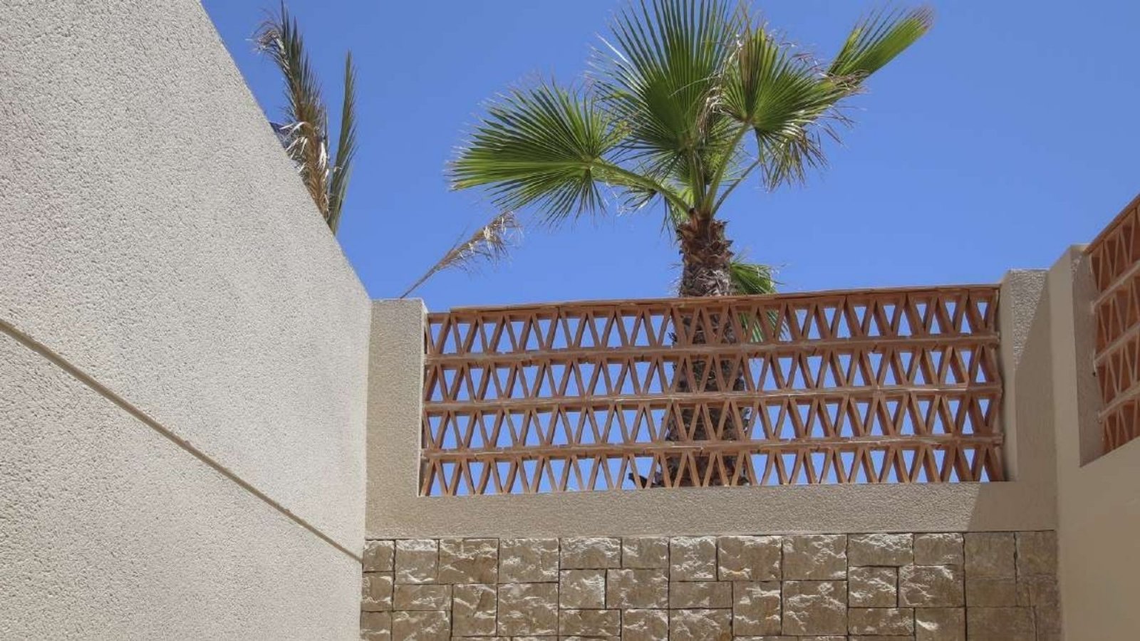 In der charmanten Gegend von La Marina gelegen, bietet diese Villa ein außergewöhnliches Wohnerlebnis. Mit einem modernen und eleganten Design ist di
