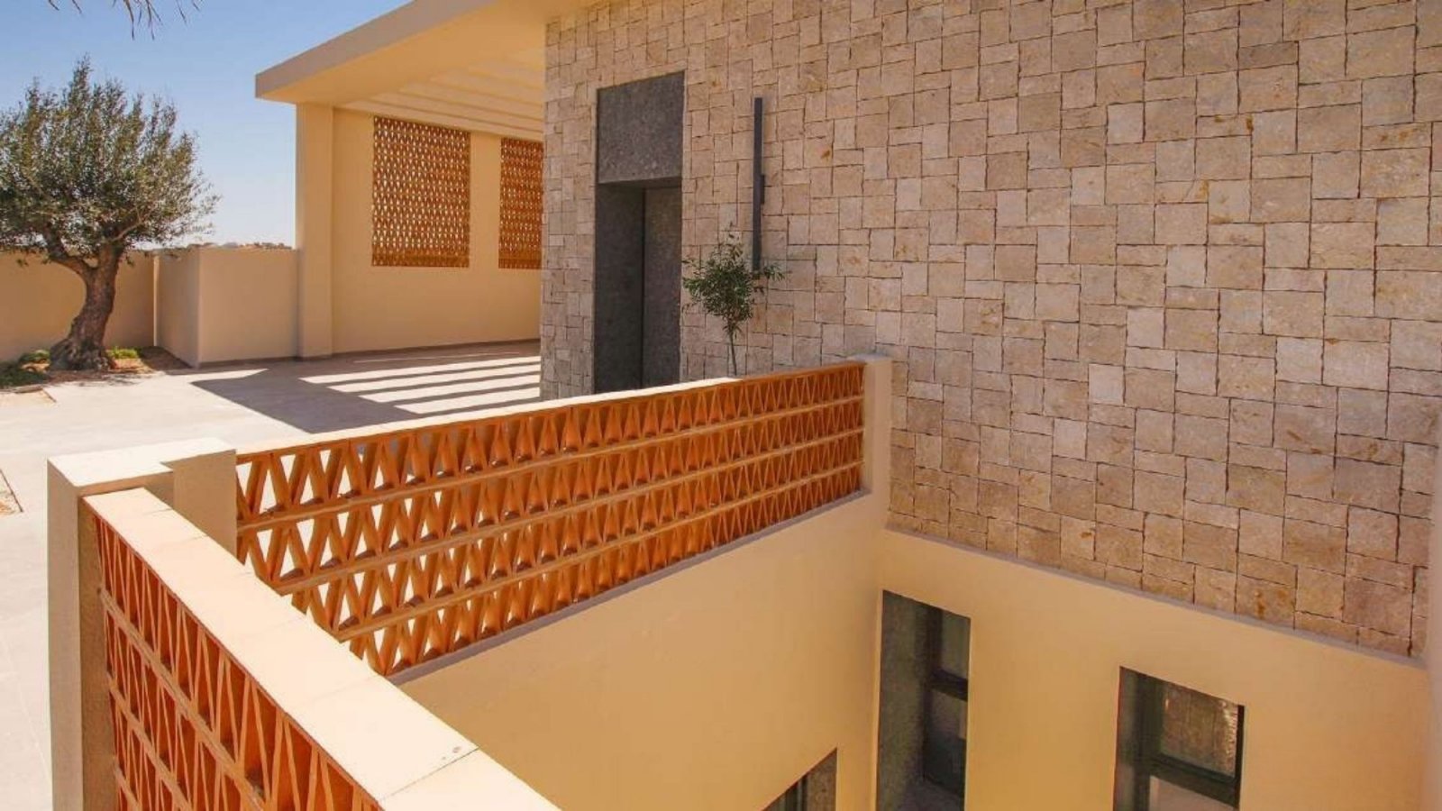 In der charmanten Gegend von La Marina gelegen, bietet diese Villa ein außergewöhnliches Wohnerlebnis. Mit einem modernen und eleganten Design ist di