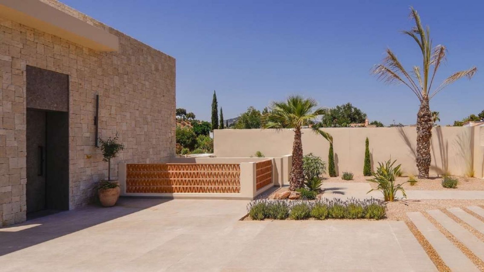 In der charmanten Gegend von La Marina gelegen, bietet diese Villa ein außergewöhnliches Wohnerlebnis. Mit einem modernen und eleganten Design ist di