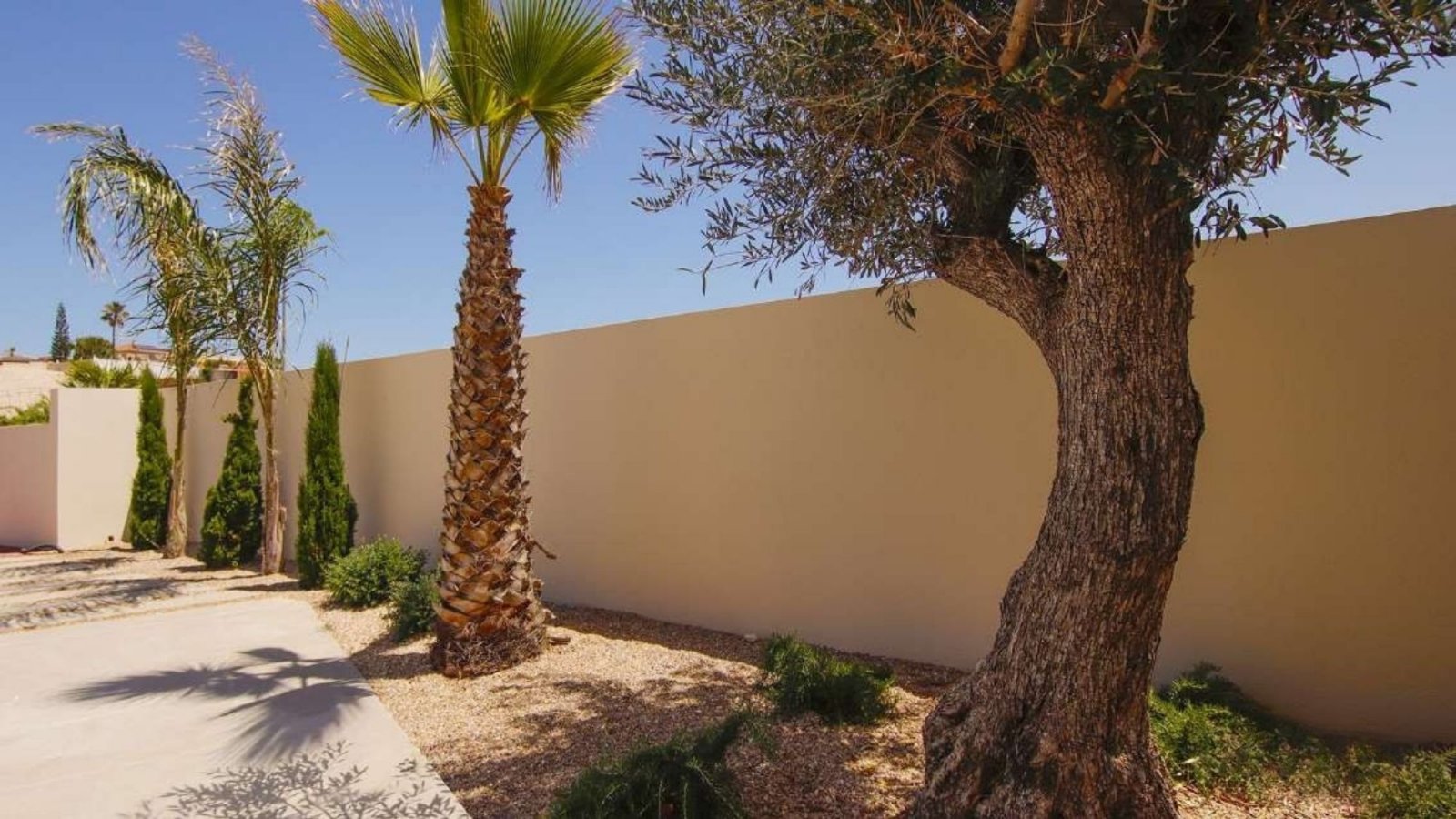 In der charmanten Gegend von La Marina gelegen, bietet diese Villa ein außergewöhnliches Wohnerlebnis. Mit einem modernen und eleganten Design ist di