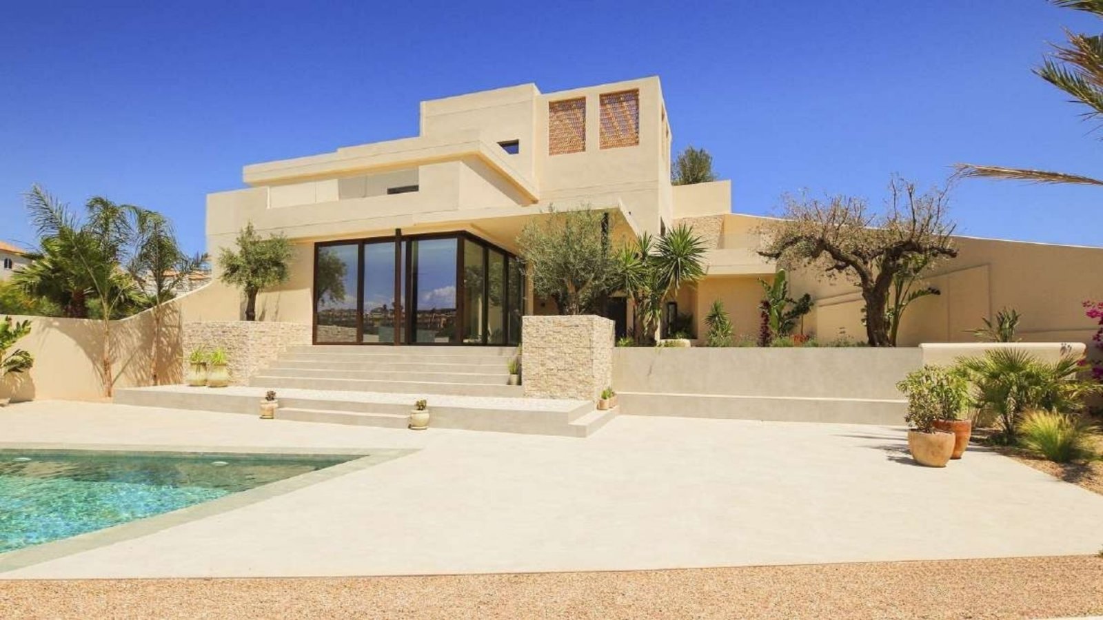 In der charmanten Gegend von La Marina gelegen, bietet diese Villa ein außergewöhnliches Wohnerlebnis. Mit einem modernen und eleganten Design ist di