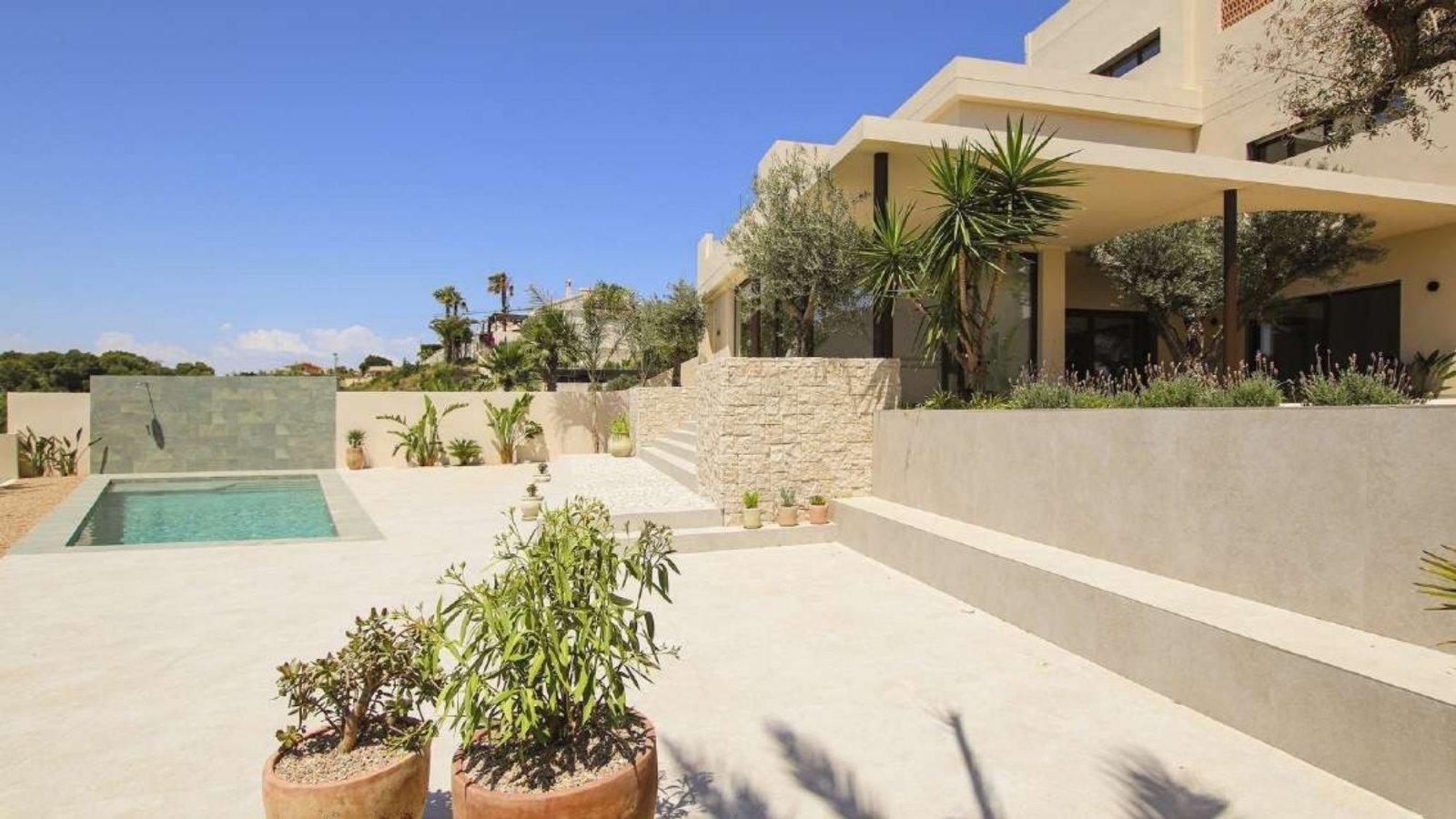 In der charmanten Gegend von La Marina gelegen, bietet diese Villa ein außergewöhnliches Wohnerlebnis. Mit einem modernen und eleganten Design ist di