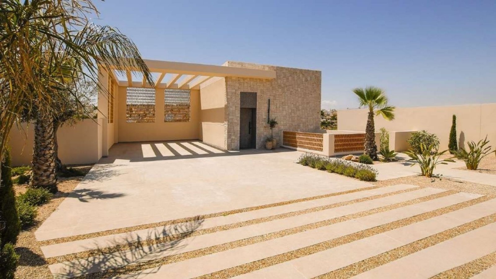 In der charmanten Gegend von La Marina gelegen, bietet diese Villa ein außergewöhnliches Wohnerlebnis. Mit einem modernen und eleganten Design ist di