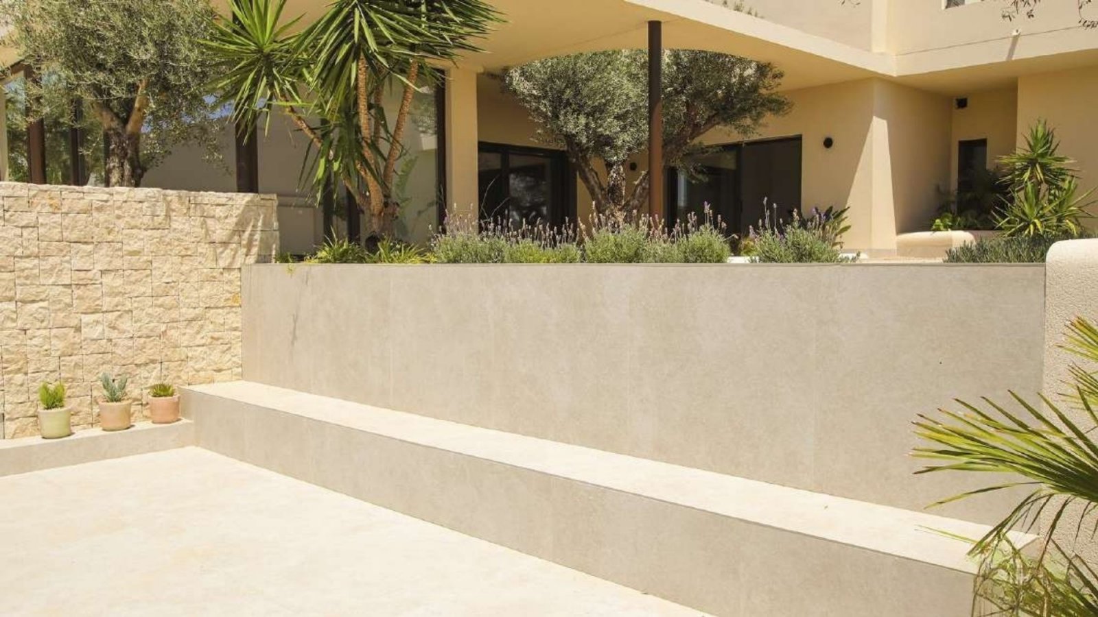 In der charmanten Gegend von La Marina gelegen, bietet diese Villa ein außergewöhnliches Wohnerlebnis. Mit einem modernen und eleganten Design ist di