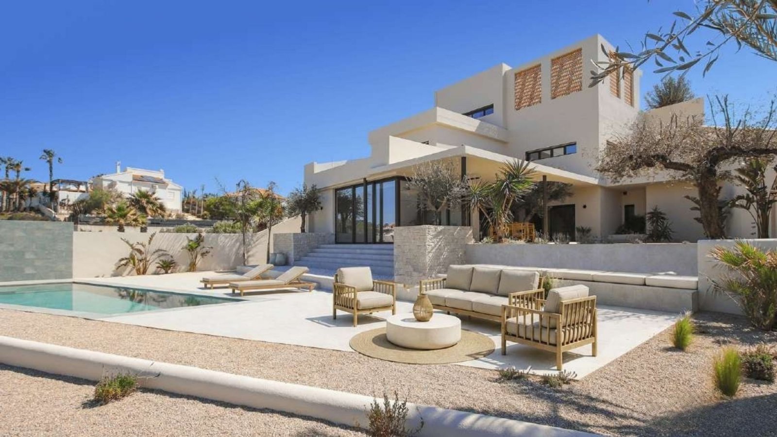 In der charmanten Gegend von La Marina gelegen, bietet diese Villa ein außergewöhnliches Wohnerlebnis. Mit einem modernen und eleganten Design ist di