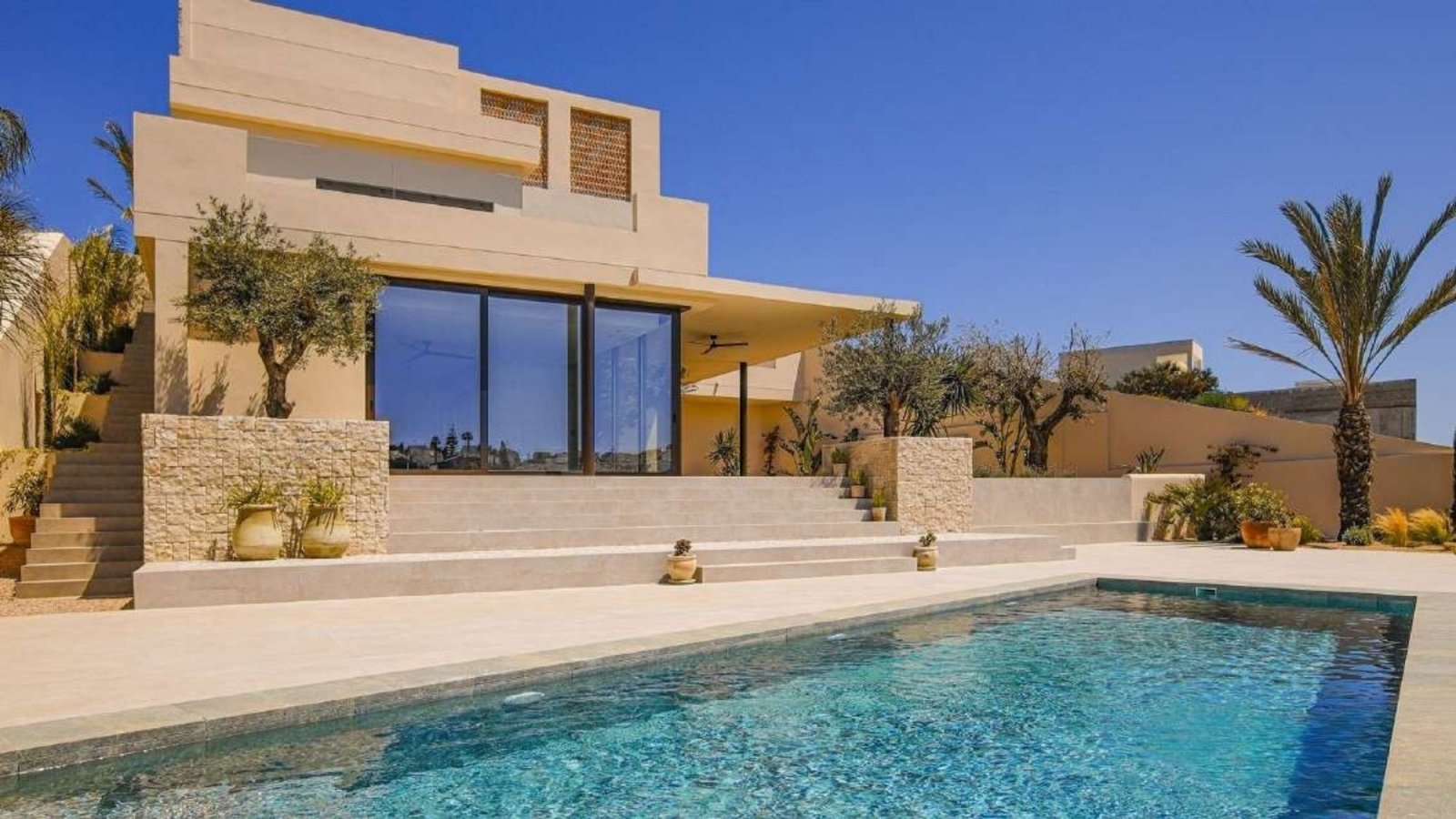 In der charmanten Gegend von La Marina gelegen, bietet diese Villa ein außergewöhnliches Wohnerlebnis. Mit einem modernen und eleganten Design ist di