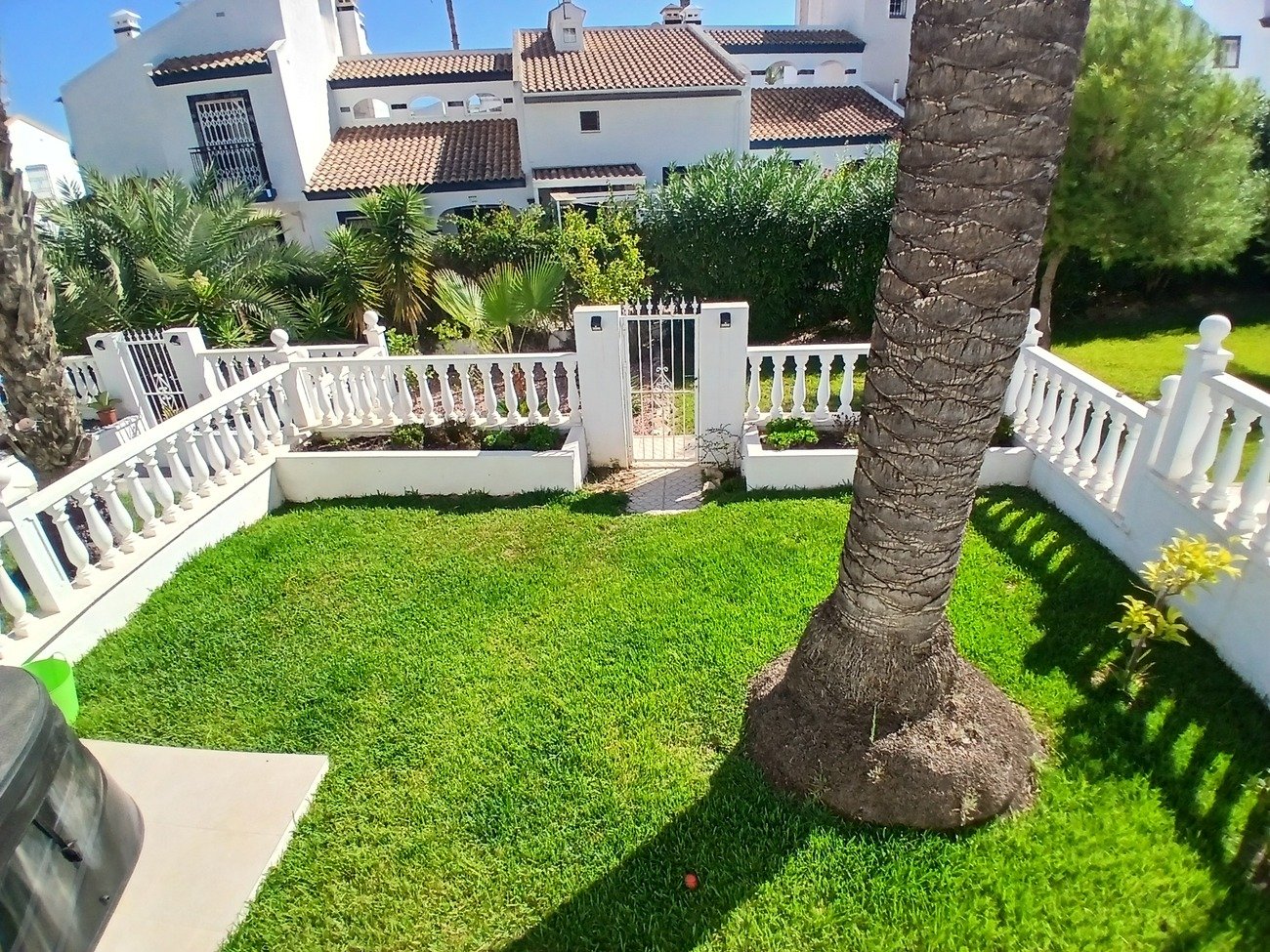 We are delighted to present this beautifully positioned and fully renovated 2-bedroom, 2-bathroom south-facing townhouse, situated within a well-mai