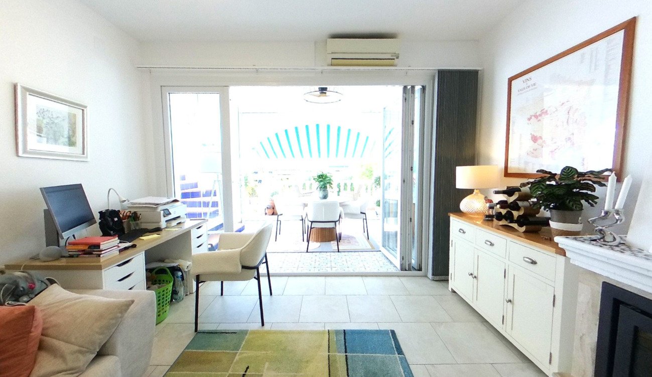 We are delighted to present this beautifully positioned and fully renovated 2-bedroom, 2-bathroom south-facing townhouse, situated within a well-mai