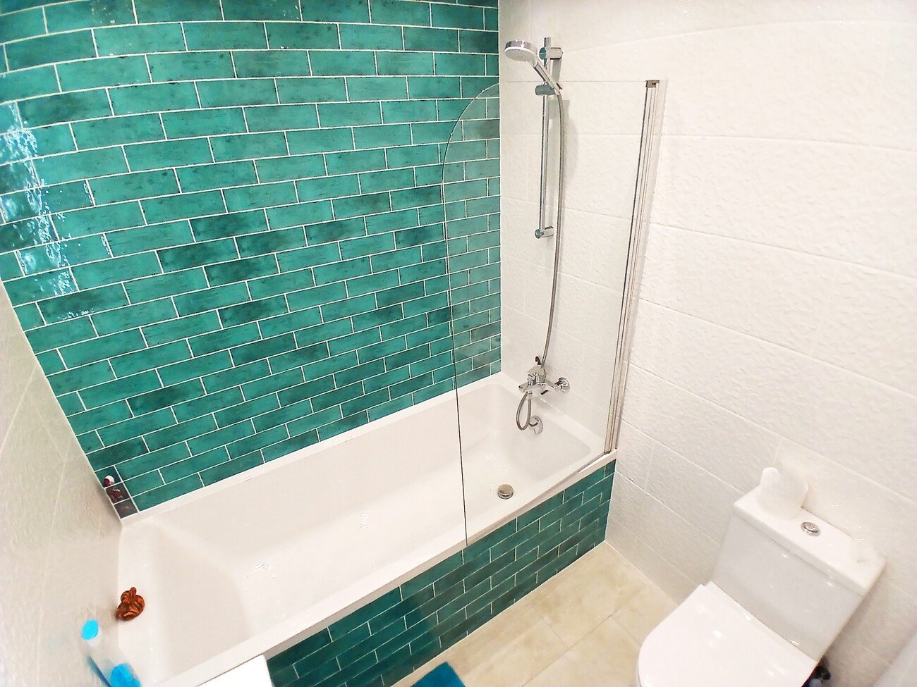 We are delighted to present this beautifully positioned and fully renovated 2-bedroom, 2-bathroom south-facing townhouse, situated within a well-mai