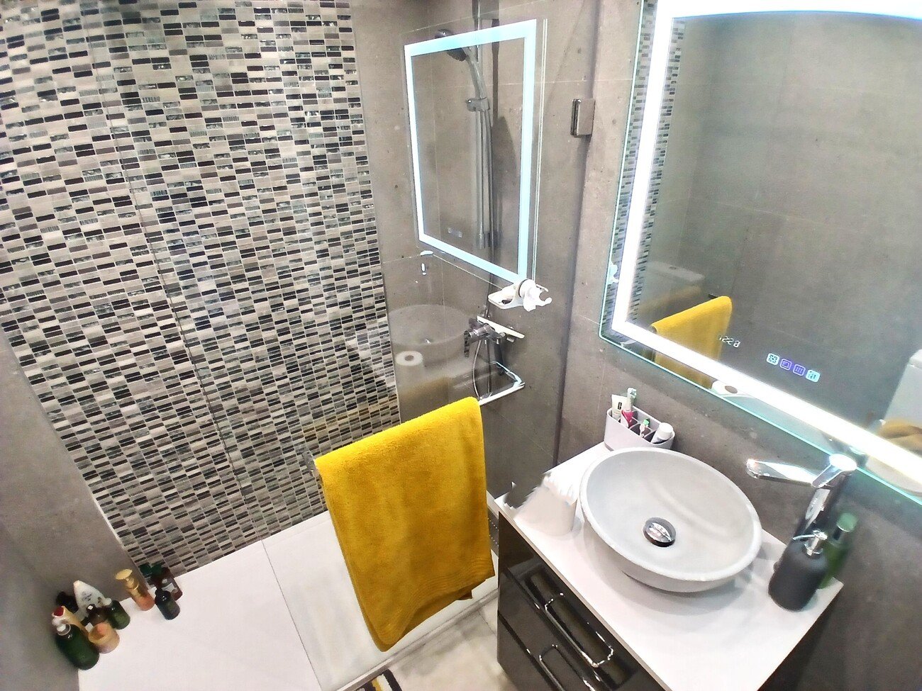 We are delighted to present this beautifully positioned and fully renovated 2-bedroom, 2-bathroom south-facing townhouse, situated within a well-mai
