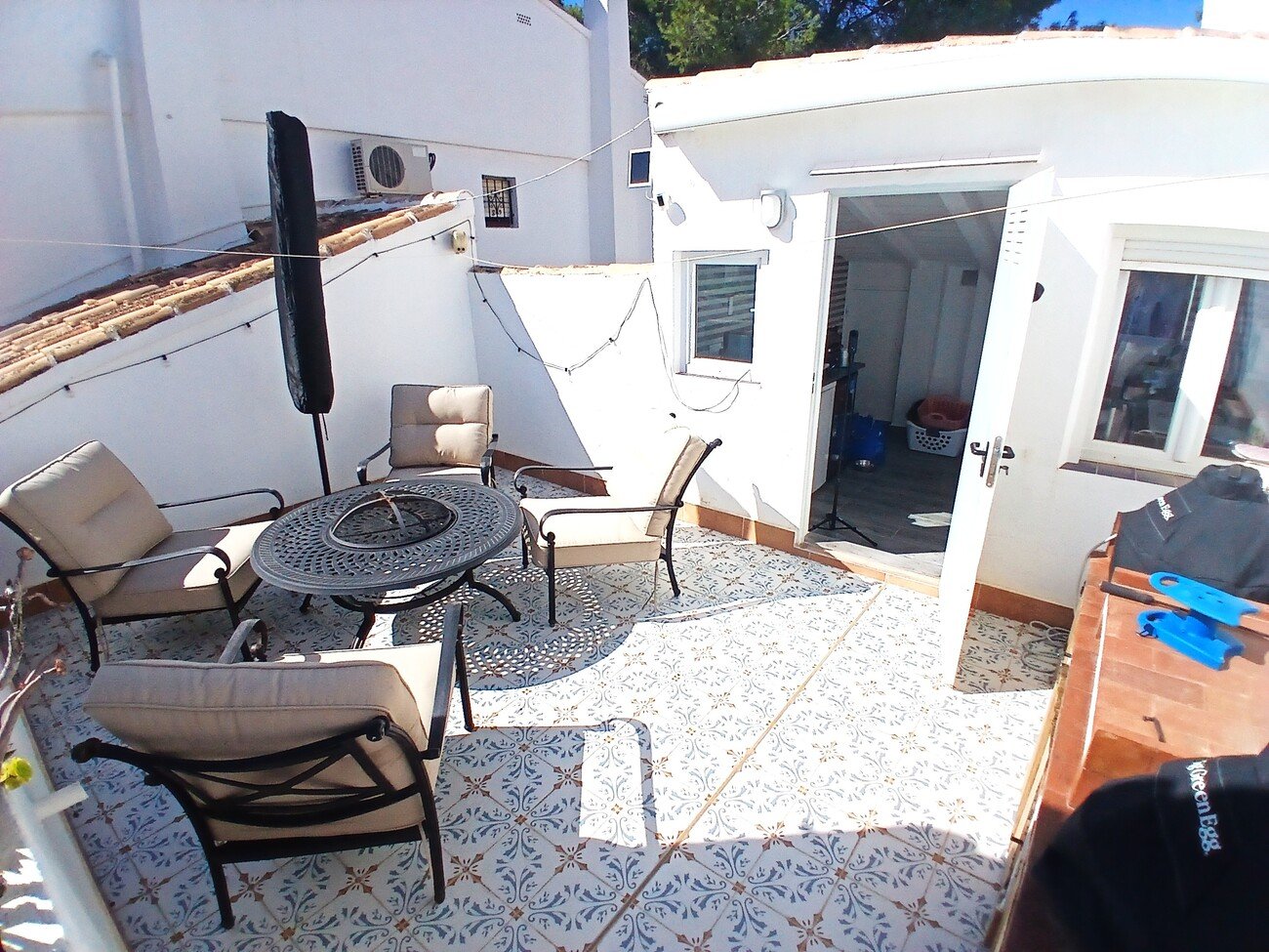 We are delighted to present this beautifully positioned and fully renovated 2-bedroom, 2-bathroom south-facing townhouse, situated within a well-mai
