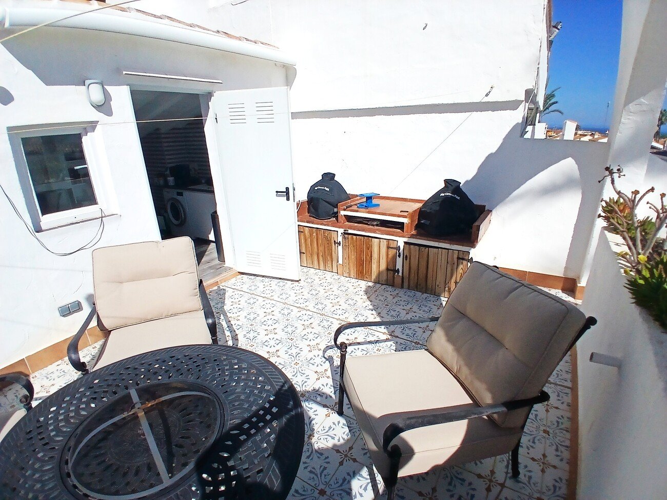 We are delighted to present this beautifully positioned and fully renovated 2-bedroom, 2-bathroom south-facing townhouse, situated within a well-mai