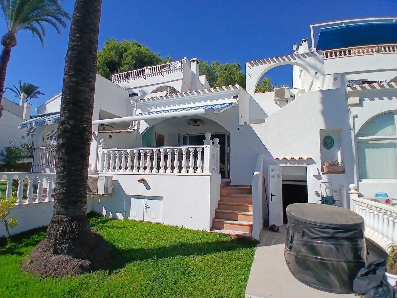 We are delighted to present this beautifully positioned and fully renovated 2-bedroom, 2-bathroom south-facing townhouse, situated within a well-mai