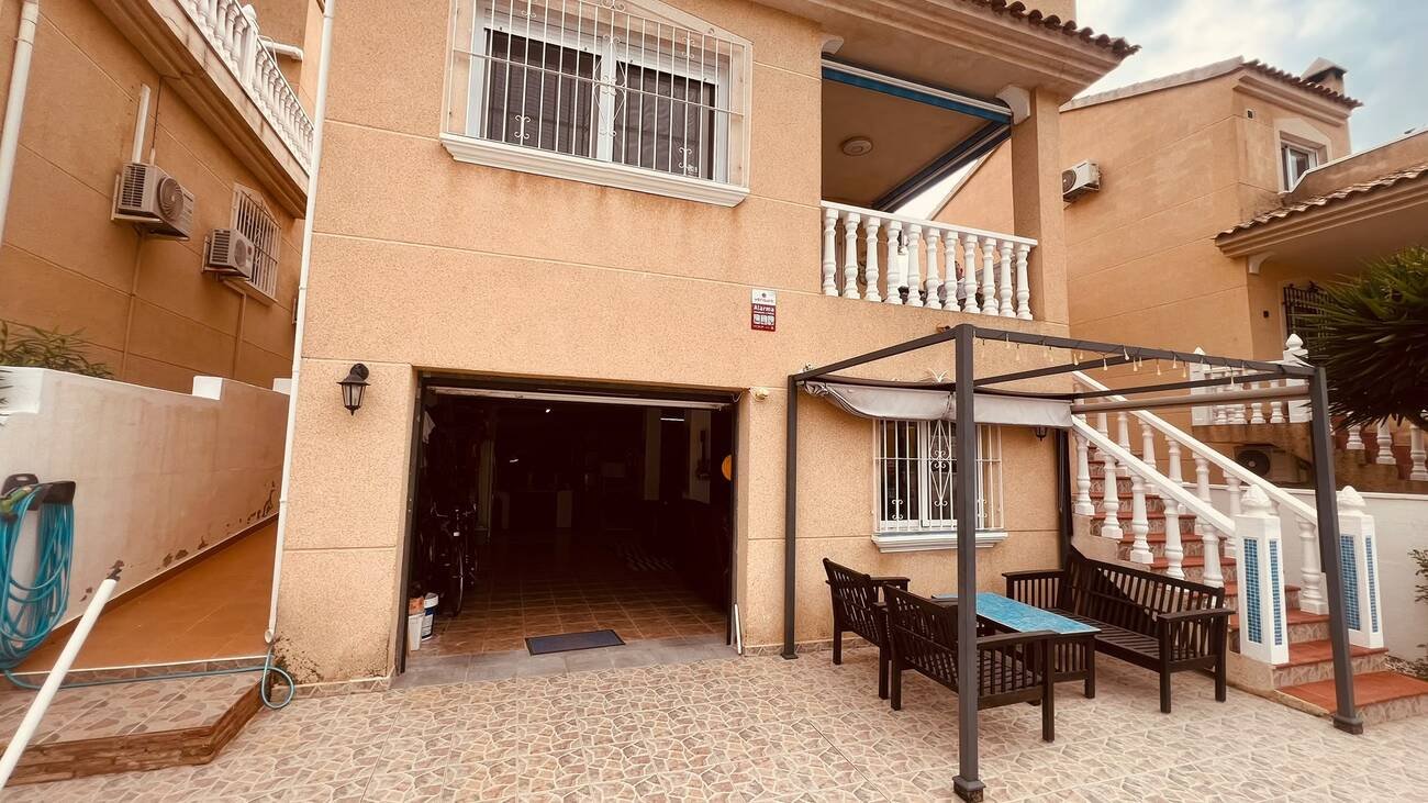 Fantastic Opportunity – 3-Bedroom Detached Villa in Villamartin
Discover this spacious and versatile 3-bedroom, 2-bathroom detached villa,