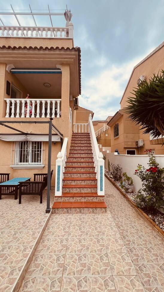 Fantastic Opportunity – 3-Bedroom Detached Villa in Villamartin
Discover this spacious and versatile 3-bedroom, 2-bathroom detached villa,
