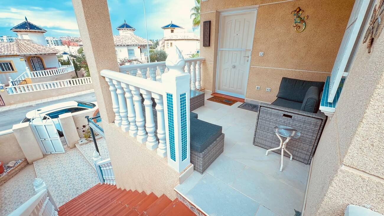 Fantastic Opportunity – 3-Bedroom Detached Villa in Villamartin
Discover this spacious and versatile 3-bedroom, 2-bathroom detached villa,