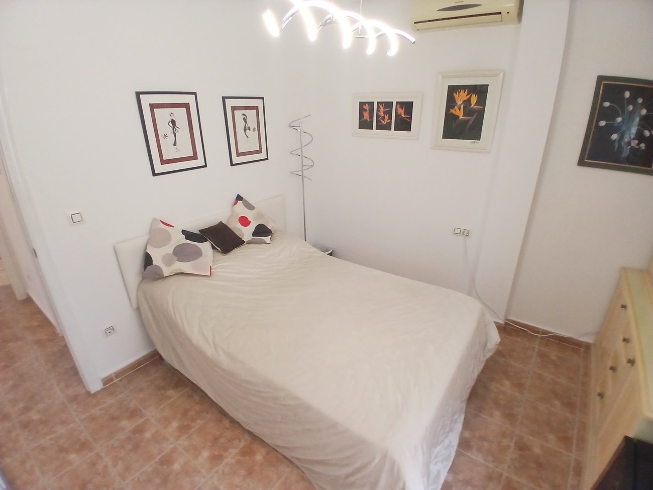 Fantastic Opportunity – 3-Bedroom Detached Villa in Villamartin
Discover this spacious and versatile 3-bedroom, 2-bathroom detached villa,