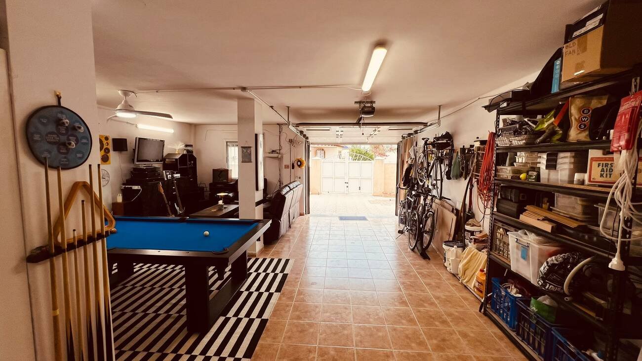 Fantastic Opportunity – 3-Bedroom Detached Villa in Villamartin
Discover this spacious and versatile 3-bedroom, 2-bathroom detached villa,