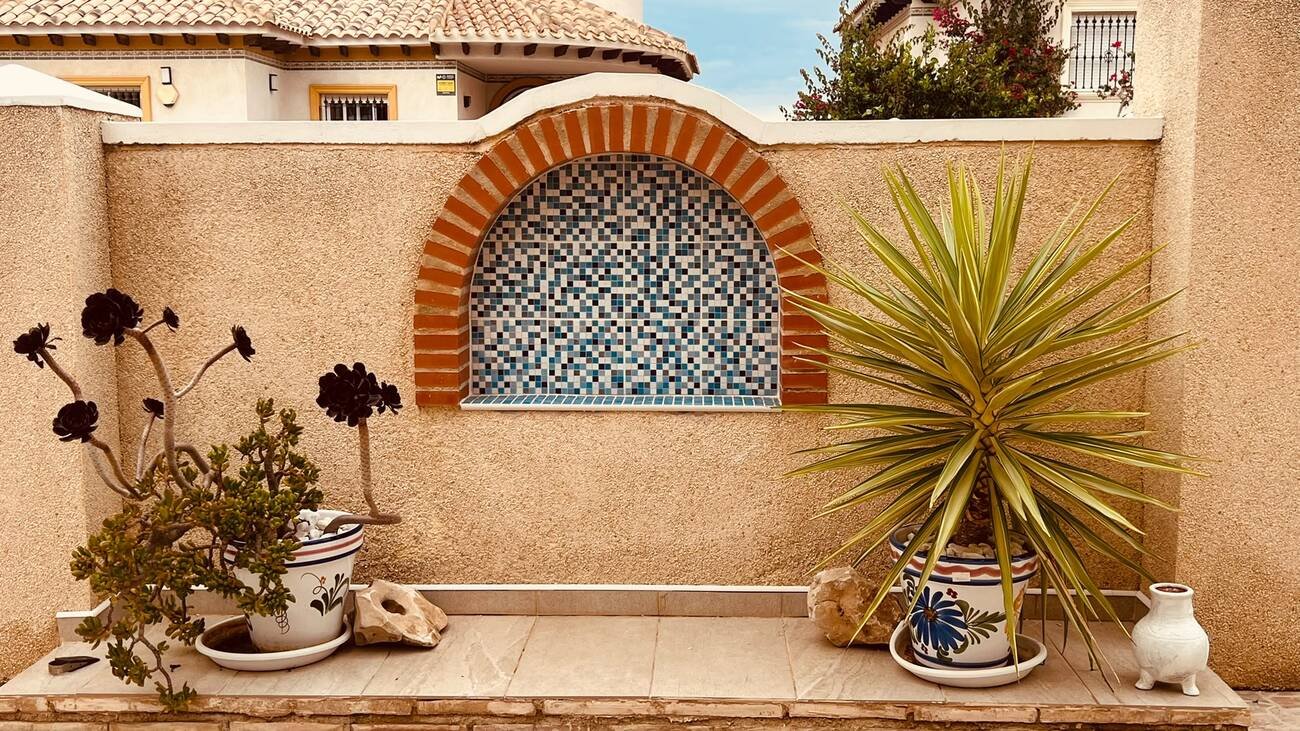 Fantastic Opportunity – 3-Bedroom Detached Villa in Villamartin
Discover this spacious and versatile 3-bedroom, 2-bathroom detached villa,