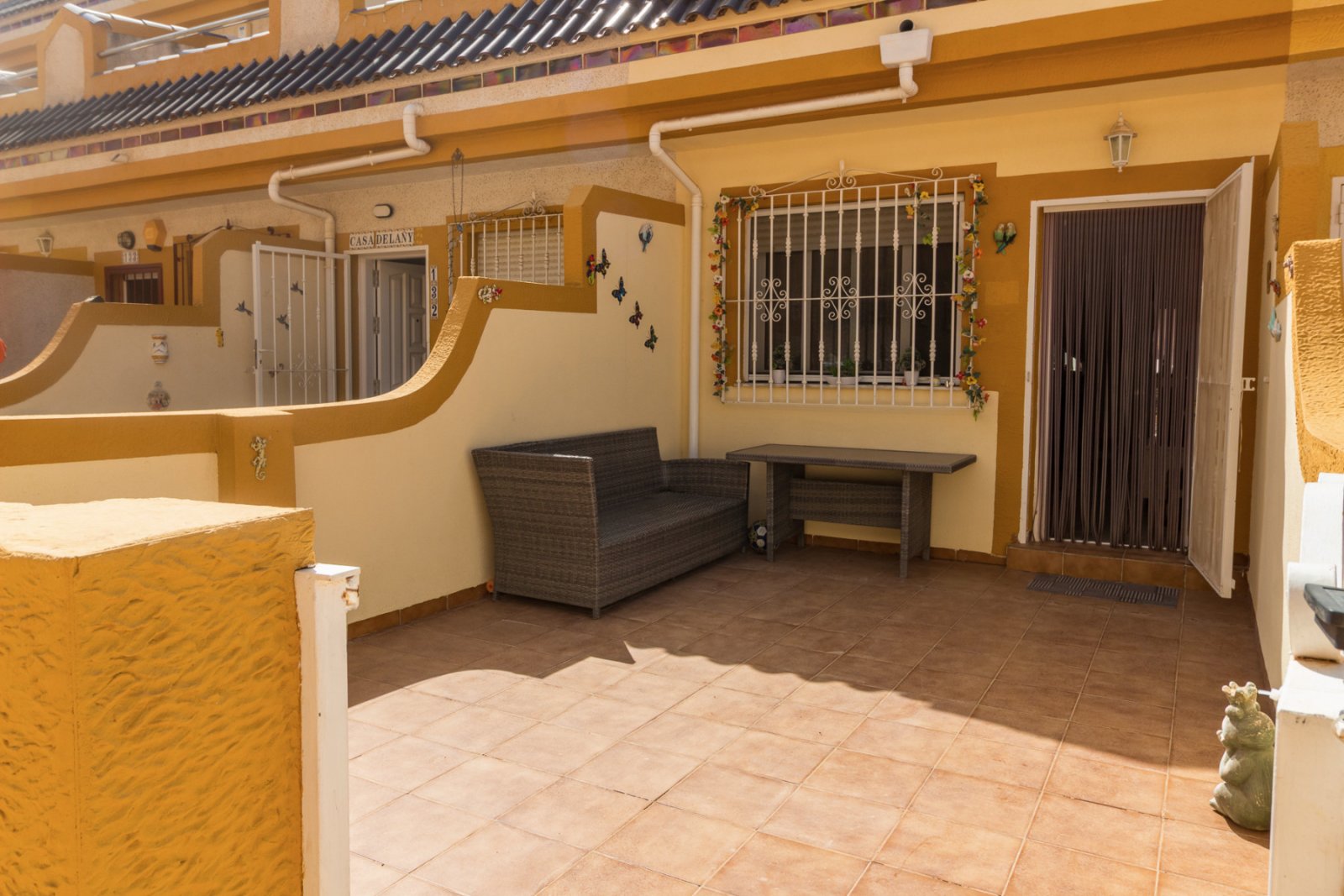 Günstig gelegenes und überraschend geräumiges Stadthaus zum Verkauf an der Grenze von La Florida und Playa Flamenca. Die Immobilie bietet 109m2 Wohnf