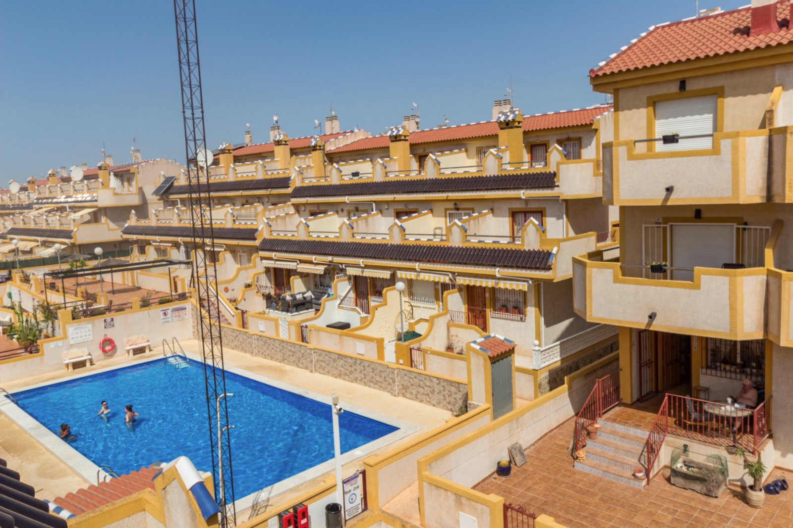 Günstig gelegenes und überraschend geräumiges Stadthaus zum Verkauf an der Grenze von La Florida und Playa Flamenca. Die Immobilie bietet 109m2 Wohnf