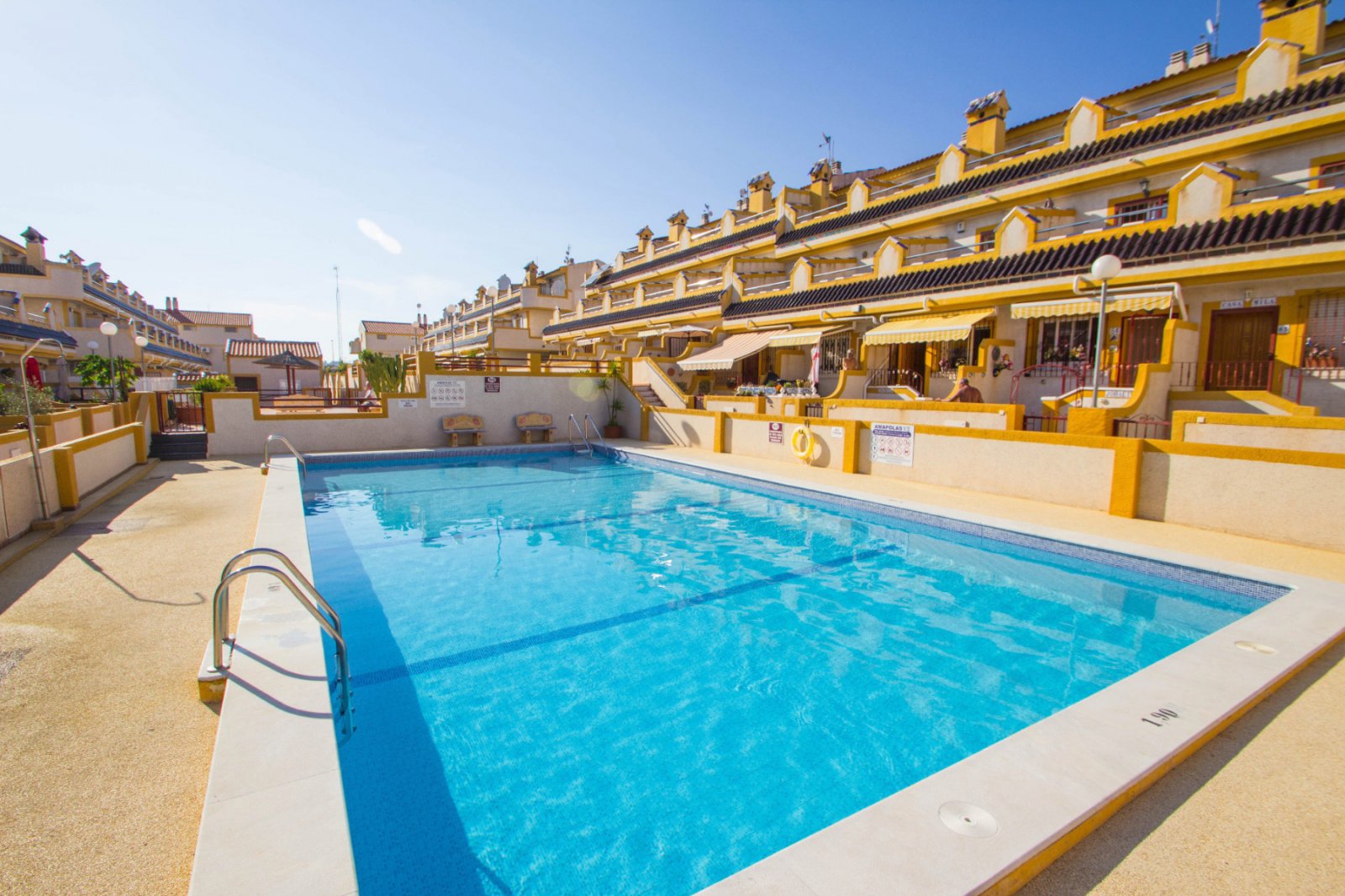 Günstig gelegenes und überraschend geräumiges Stadthaus zum Verkauf an der Grenze von La Florida und Playa Flamenca. Die Immobilie bietet 109m2 Wohnf