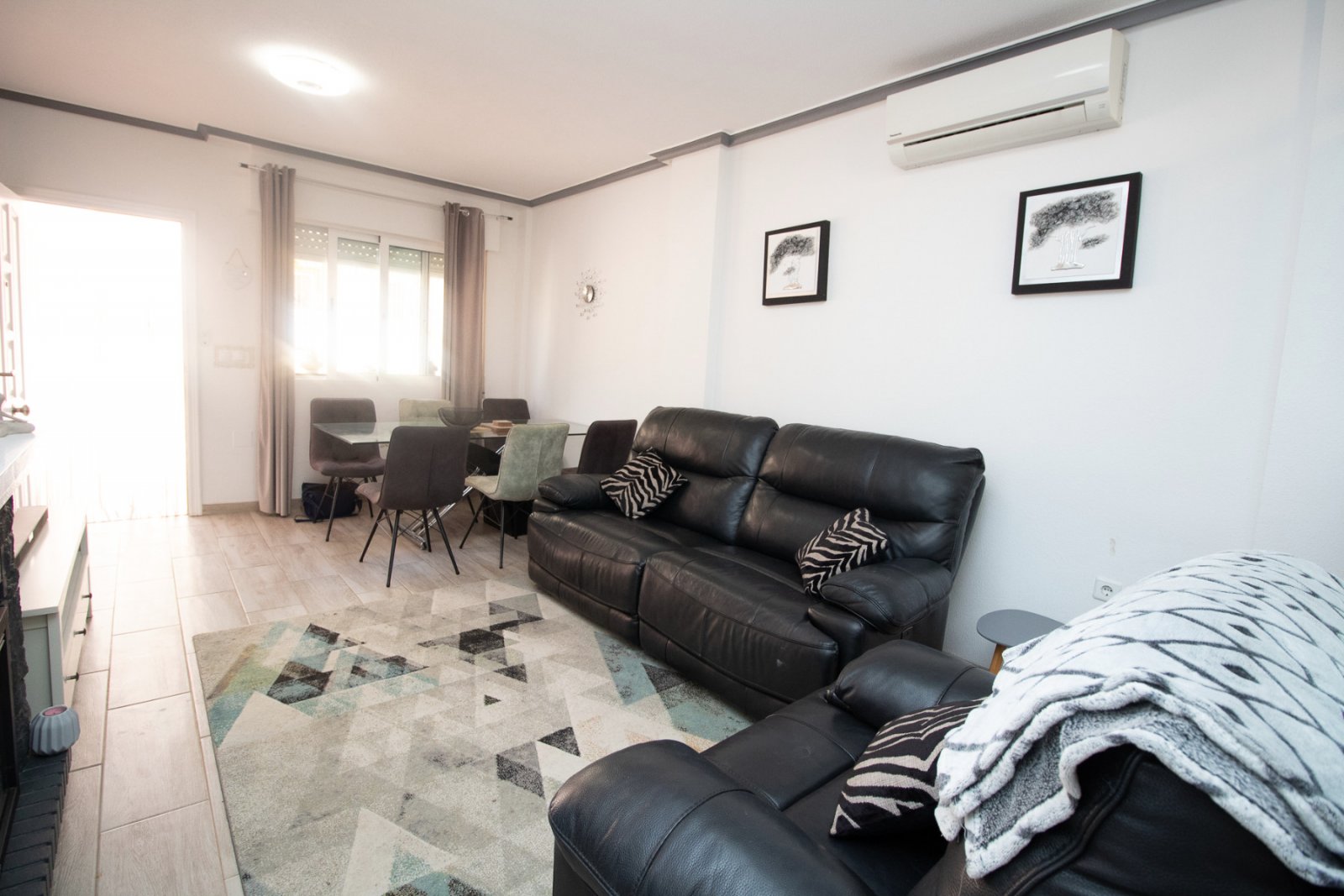 Günstig gelegenes und überraschend geräumiges Stadthaus zum Verkauf an der Grenze von La Florida und Playa Flamenca. Die Immobilie bietet 109m2 Wohnf