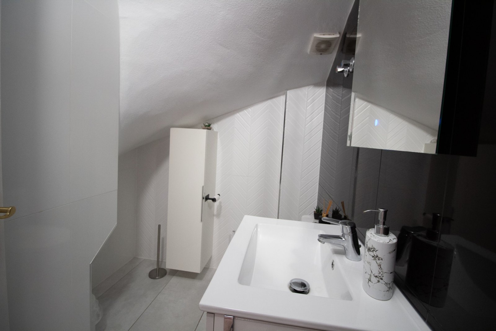 Günstig gelegenes und überraschend geräumiges Stadthaus zum Verkauf an der Grenze von La Florida und Playa Flamenca. Die Immobilie bietet 109m2 Wohnf