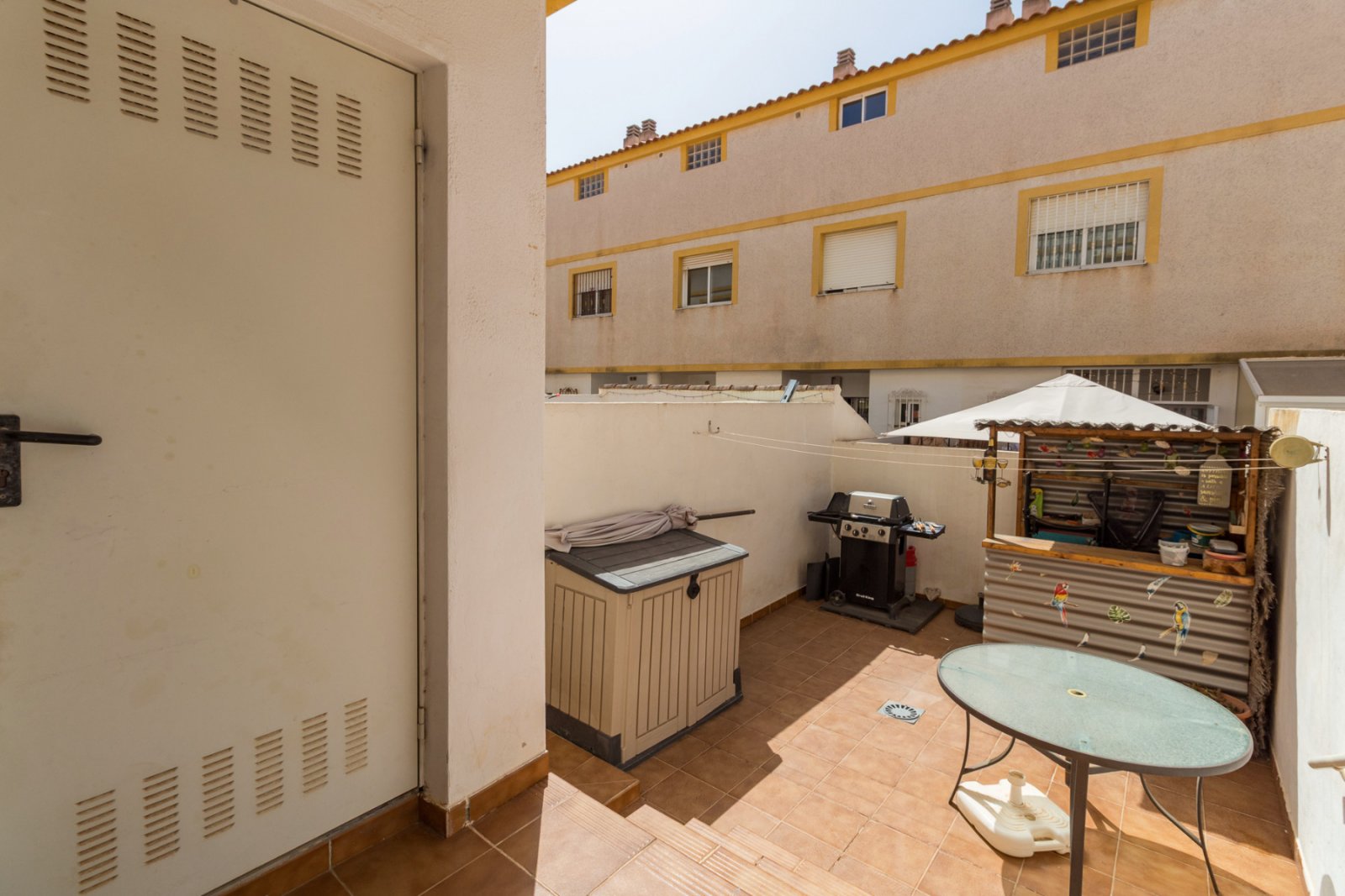 Günstig gelegenes und überraschend geräumiges Stadthaus zum Verkauf an der Grenze von La Florida und Playa Flamenca. Die Immobilie bietet 109m2 Wohnf