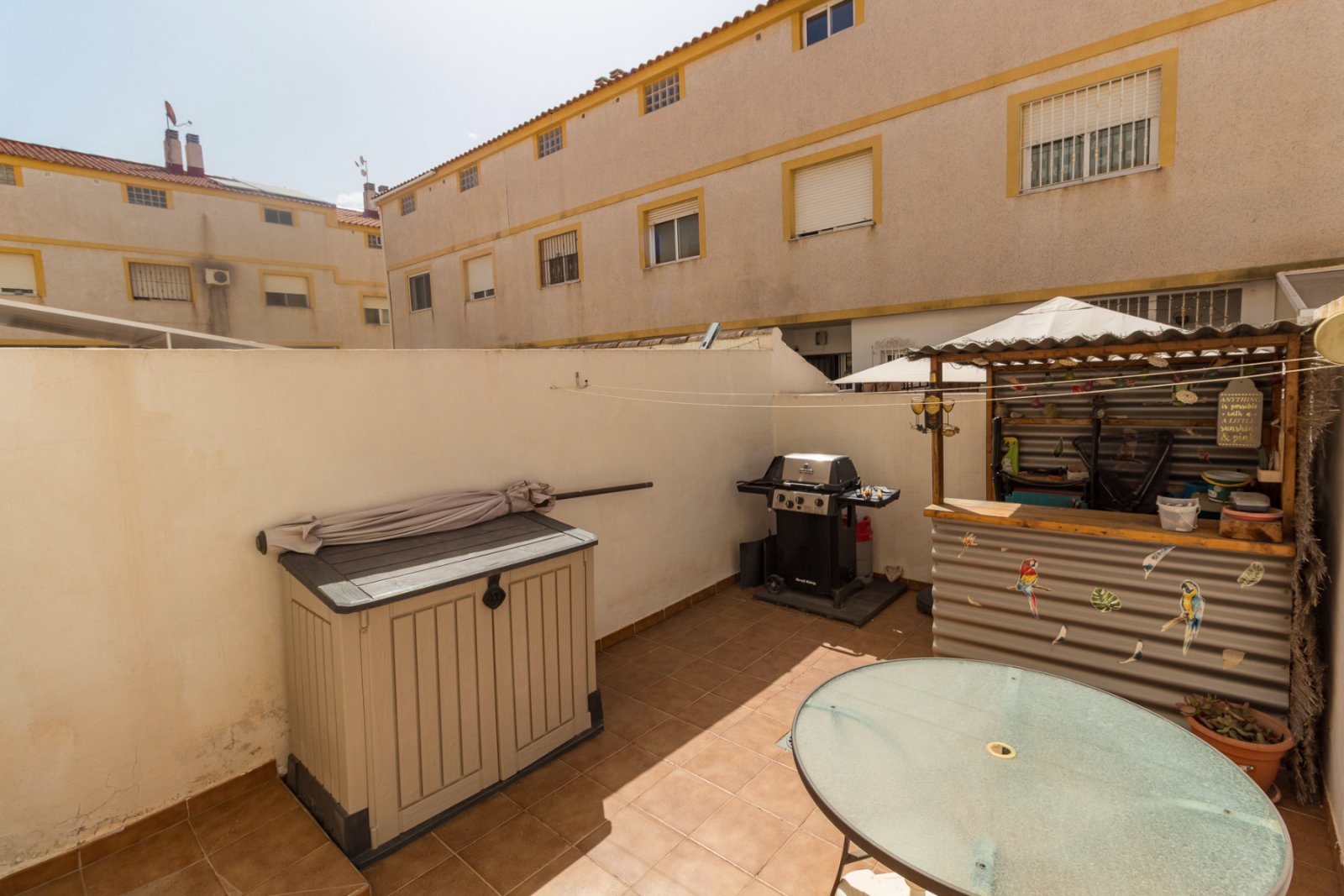 Günstig gelegenes und überraschend geräumiges Stadthaus zum Verkauf an der Grenze von La Florida und Playa Flamenca. Die Immobilie bietet 109m2 Wohnf