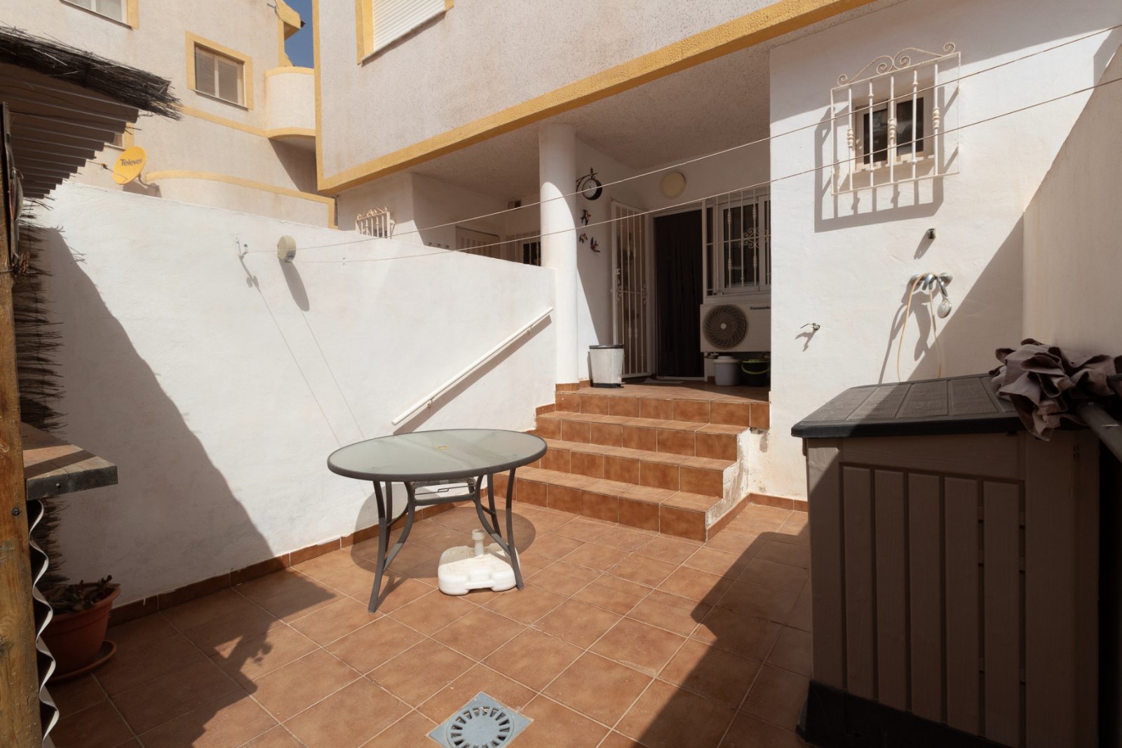 Günstig gelegenes und überraschend geräumiges Stadthaus zum Verkauf an der Grenze von La Florida und Playa Flamenca. Die Immobilie bietet 109m2 Wohnf
