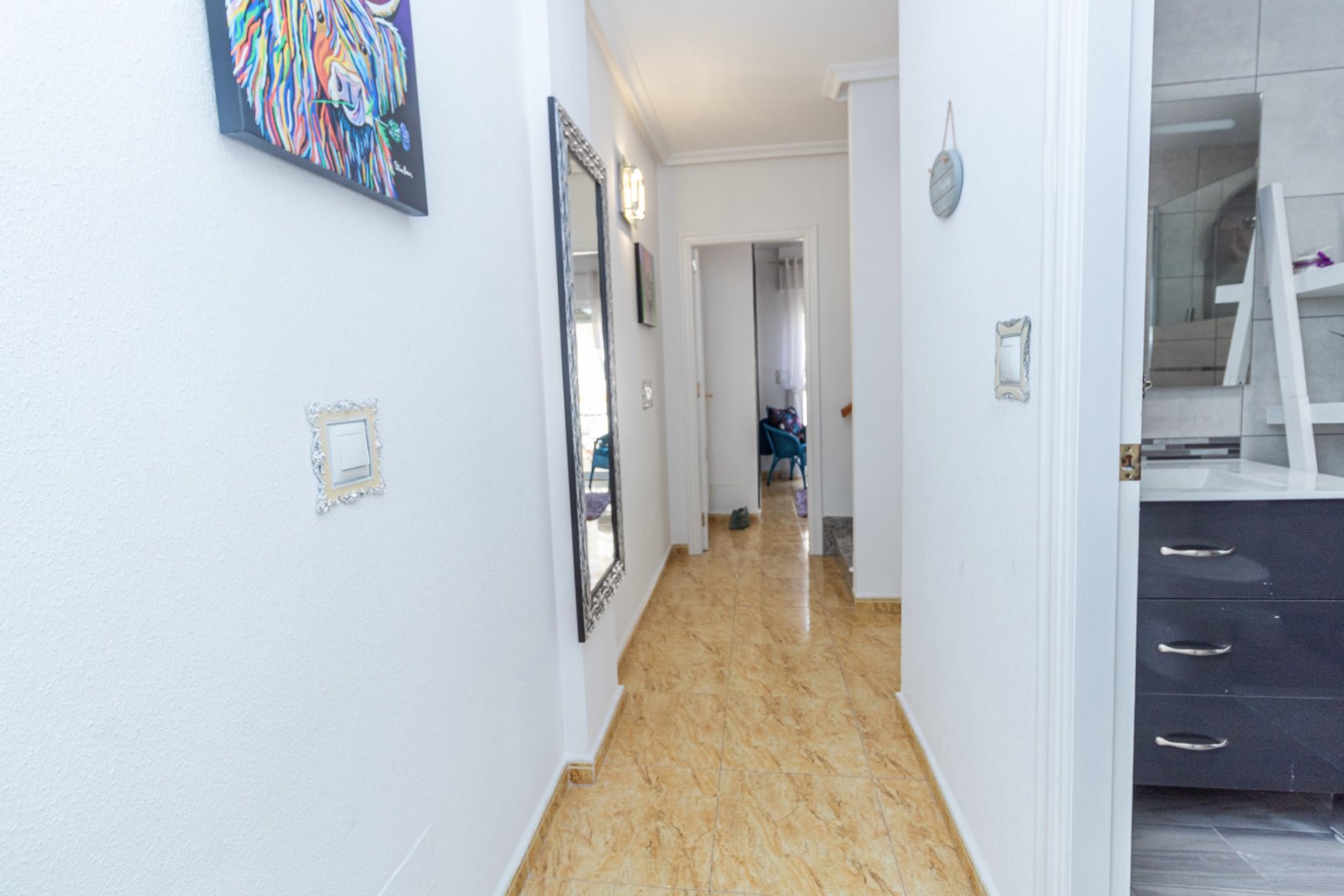 Günstig gelegenes und überraschend geräumiges Stadthaus zum Verkauf an der Grenze von La Florida und Playa Flamenca. Die Immobilie bietet 109m2 Wohnf