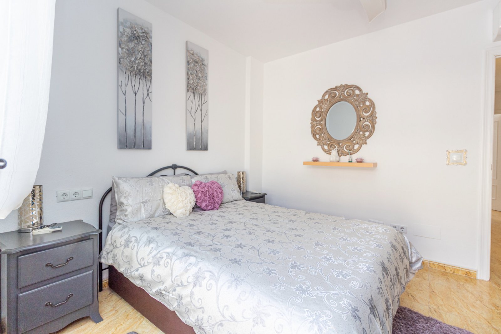 Günstig gelegenes und überraschend geräumiges Stadthaus zum Verkauf an der Grenze von La Florida und Playa Flamenca. Die Immobilie bietet 109m2 Wohnf