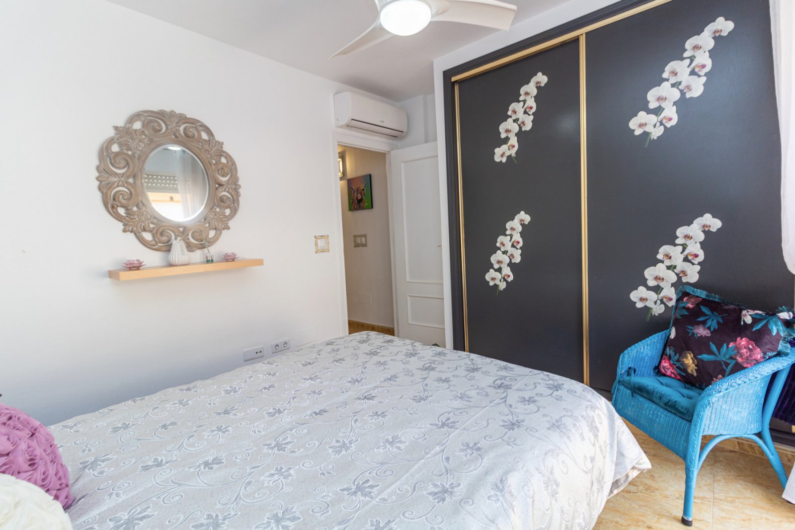 Günstig gelegenes und überraschend geräumiges Stadthaus zum Verkauf an der Grenze von La Florida und Playa Flamenca. Die Immobilie bietet 109m2 Wohnf