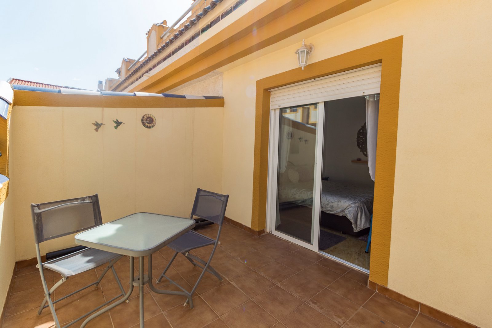 Günstig gelegenes und überraschend geräumiges Stadthaus zum Verkauf an der Grenze von La Florida und Playa Flamenca. Die Immobilie bietet 109m2 Wohnf