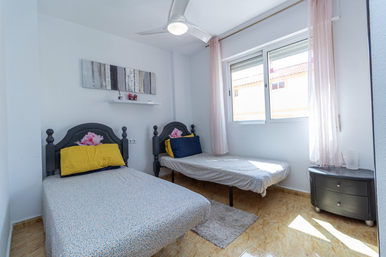 Günstig gelegenes und überraschend geräumiges Stadthaus zum Verkauf an der Grenze von La Florida und Playa Flamenca. Die Immobilie bietet 109m2 Wohnf