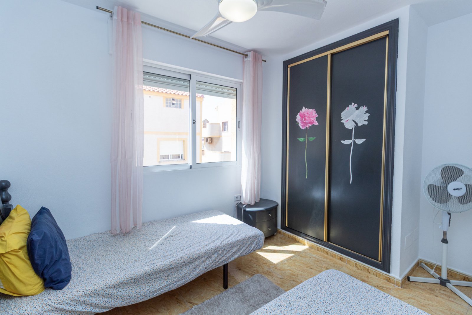 Günstig gelegenes und überraschend geräumiges Stadthaus zum Verkauf an der Grenze von La Florida und Playa Flamenca. Die Immobilie bietet 109m2 Wohnf