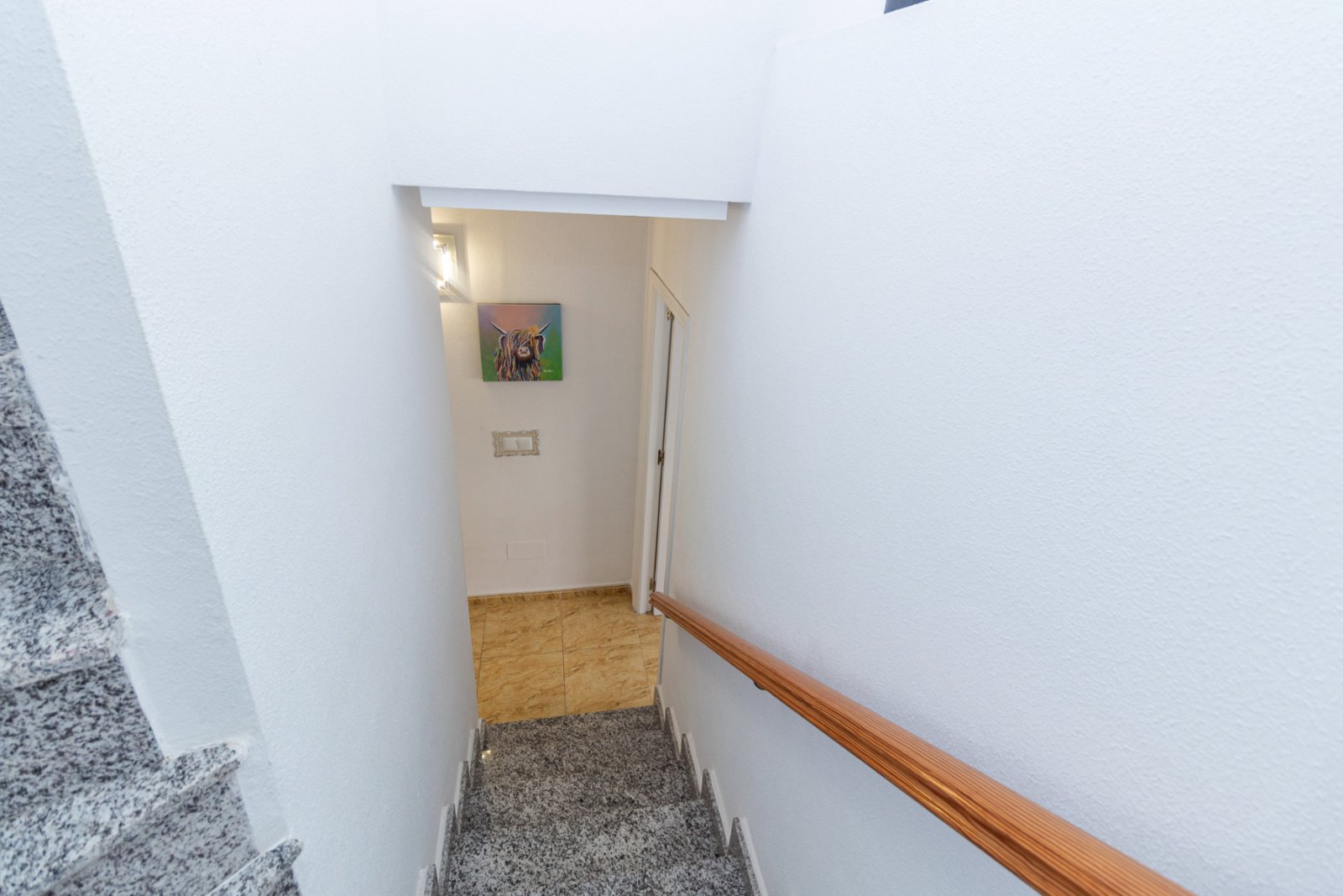 Günstig gelegenes und überraschend geräumiges Stadthaus zum Verkauf an der Grenze von La Florida und Playa Flamenca. Die Immobilie bietet 109m2 Wohnf