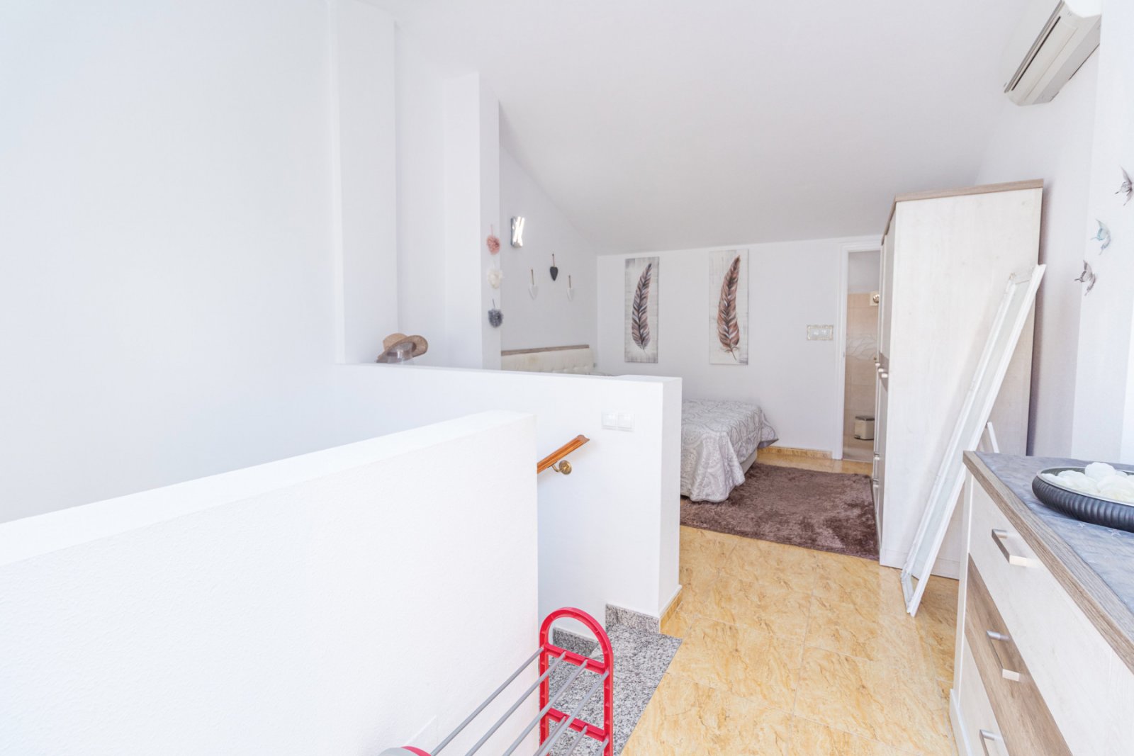 Günstig gelegenes und überraschend geräumiges Stadthaus zum Verkauf an der Grenze von La Florida und Playa Flamenca. Die Immobilie bietet 109m2 Wohnf