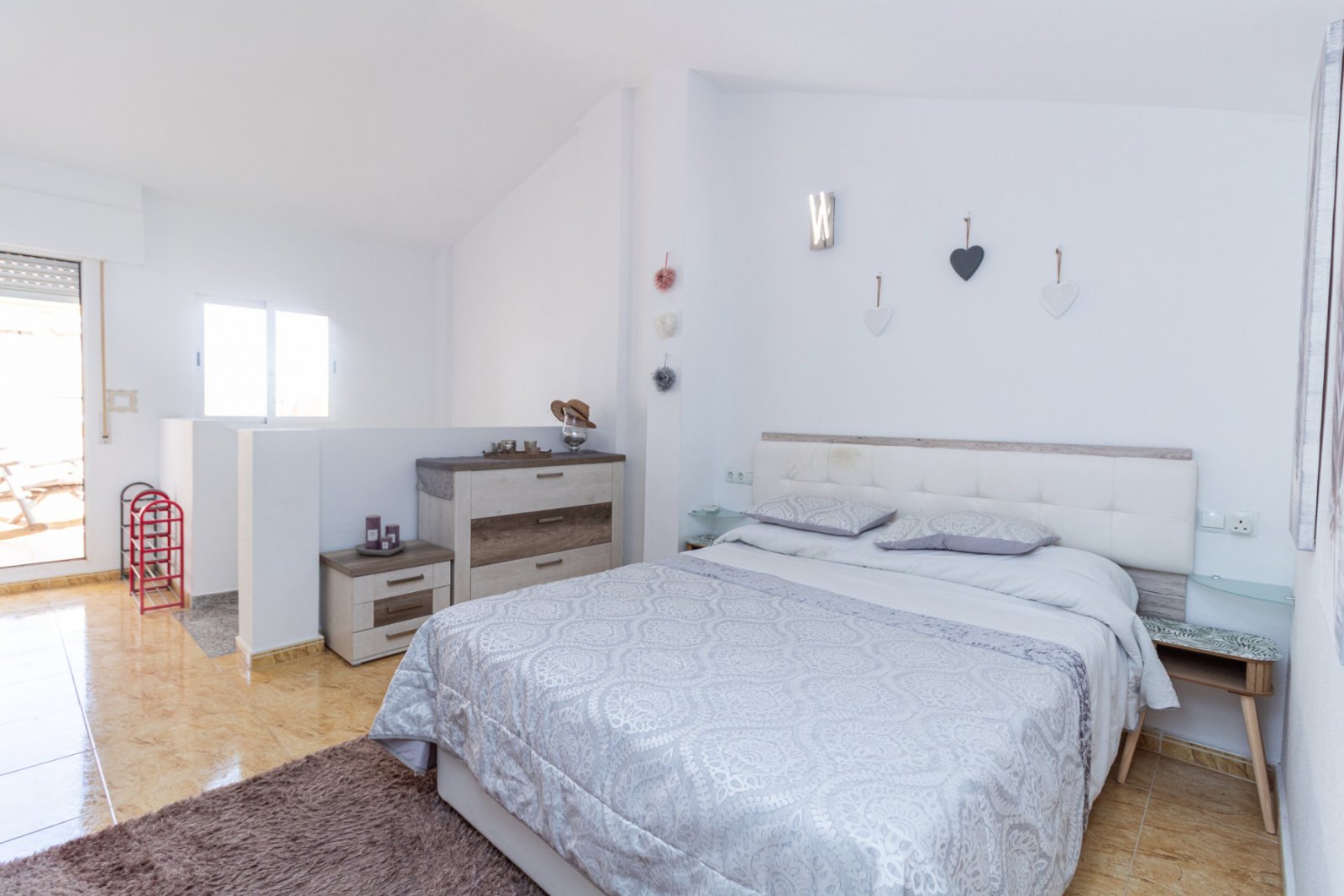 Günstig gelegenes und überraschend geräumiges Stadthaus zum Verkauf an der Grenze von La Florida und Playa Flamenca. Die Immobilie bietet 109m2 Wohnf