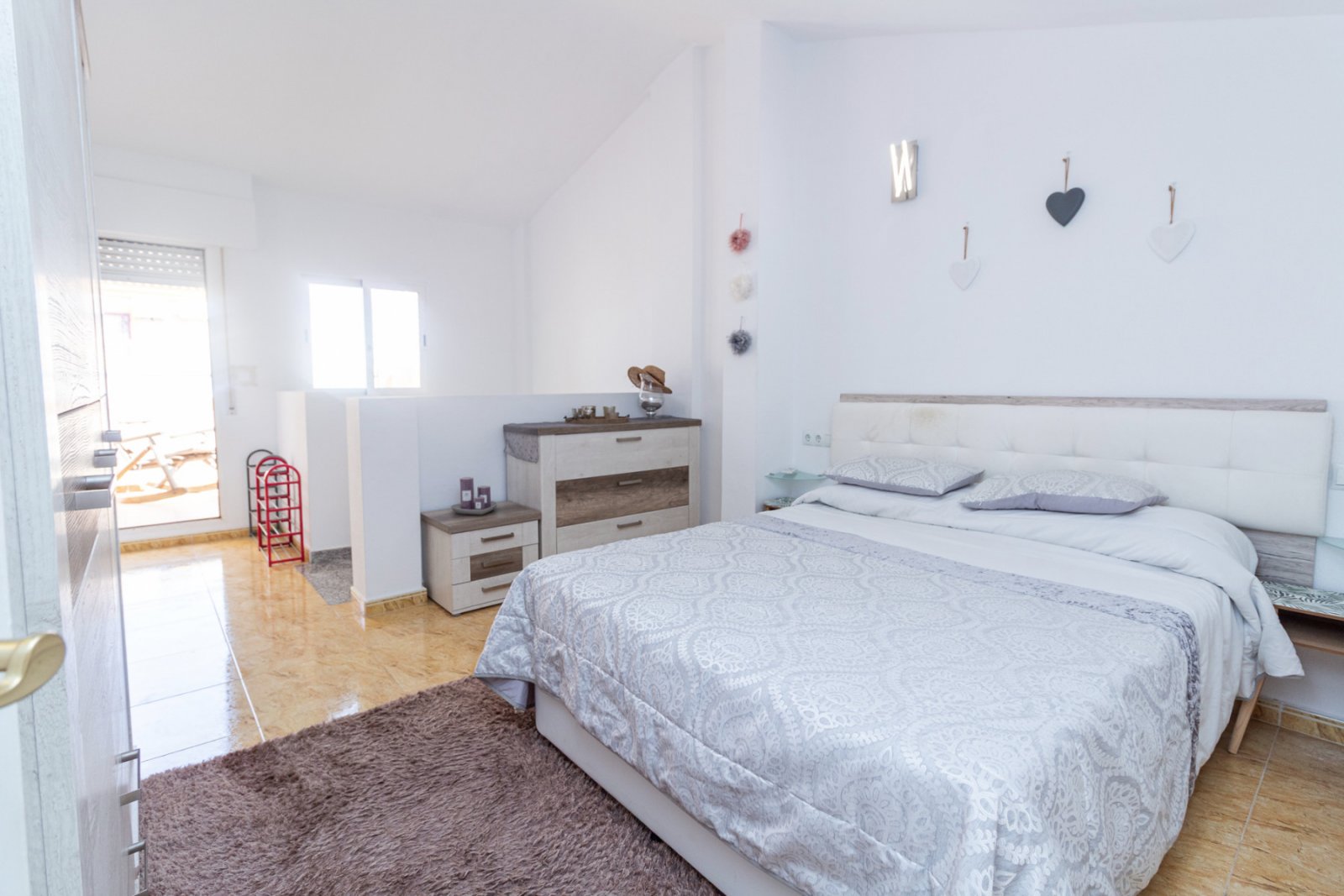 Günstig gelegenes und überraschend geräumiges Stadthaus zum Verkauf an der Grenze von La Florida und Playa Flamenca. Die Immobilie bietet 109m2 Wohnf