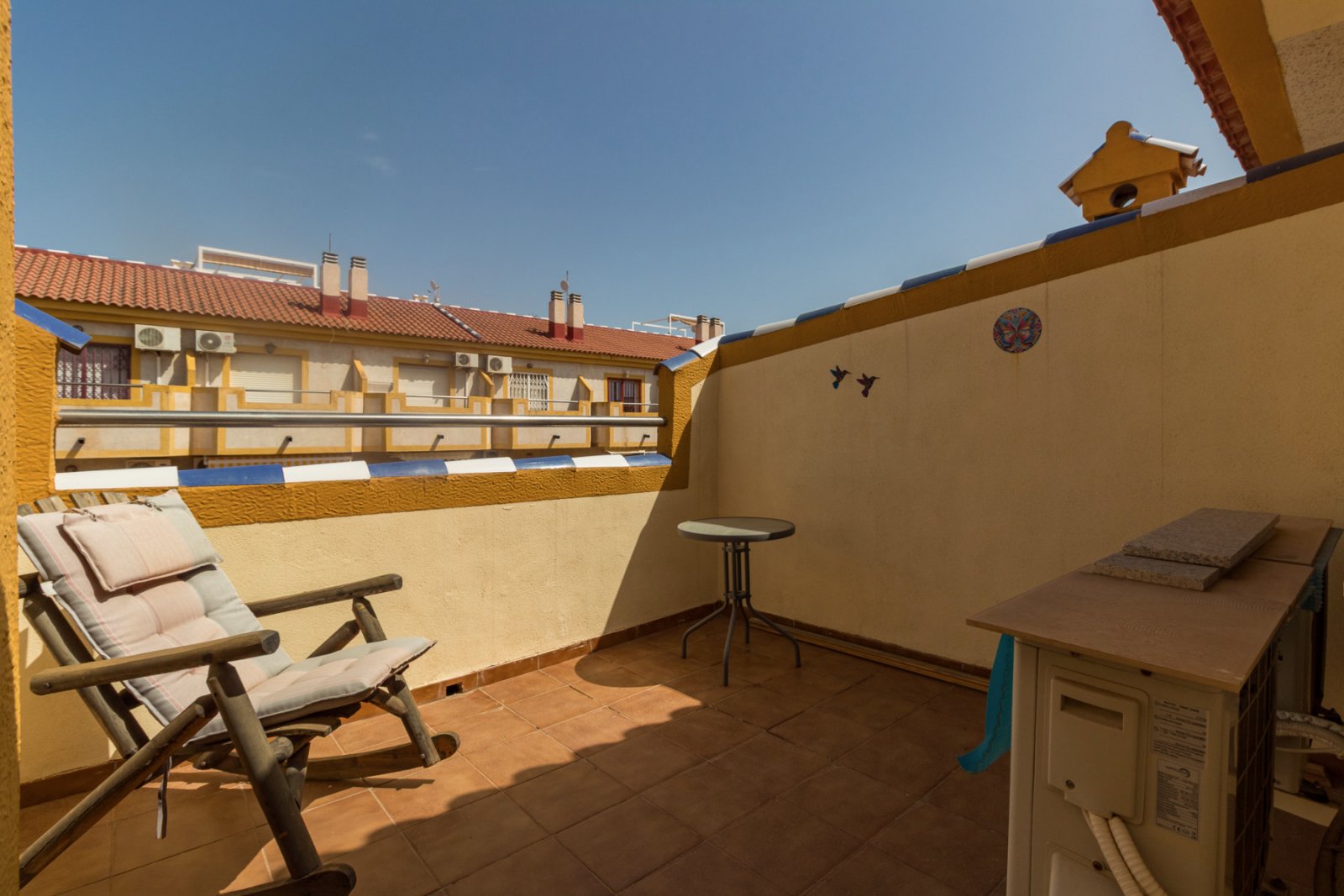 Günstig gelegenes und überraschend geräumiges Stadthaus zum Verkauf an der Grenze von La Florida und Playa Flamenca. Die Immobilie bietet 109m2 Wohnf