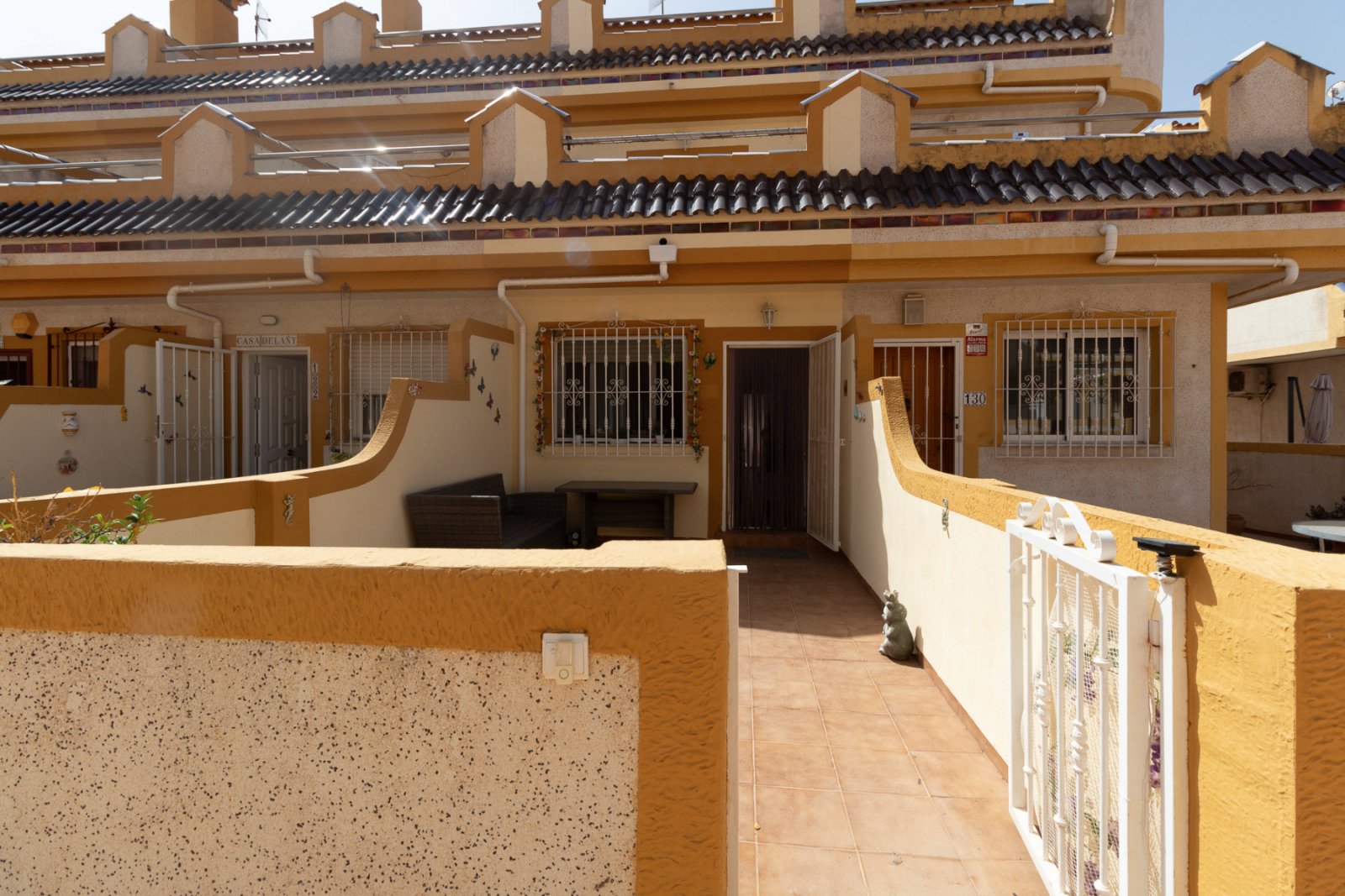 Günstig gelegenes und überraschend geräumiges Stadthaus zum Verkauf an der Grenze von La Florida und Playa Flamenca. Die Immobilie bietet 109m2 Wohnf