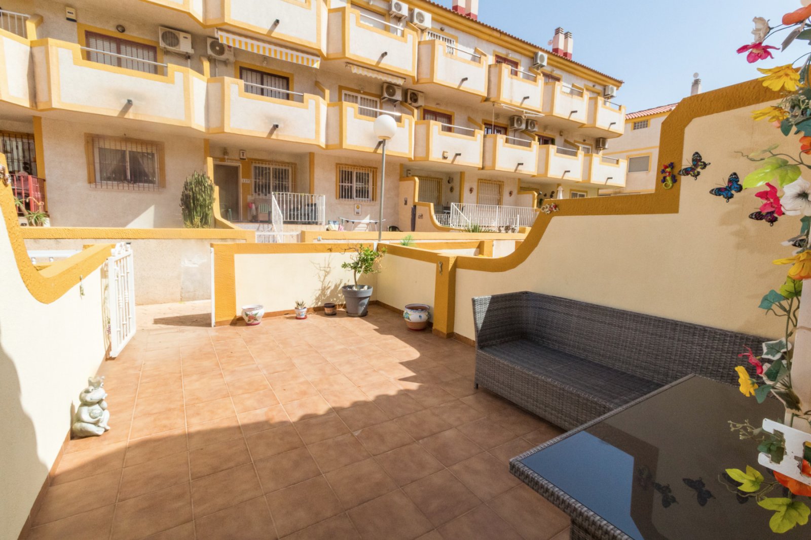 Günstig gelegenes und überraschend geräumiges Stadthaus zum Verkauf an der Grenze von La Florida und Playa Flamenca. Die Immobilie bietet 109m2 Wohnf