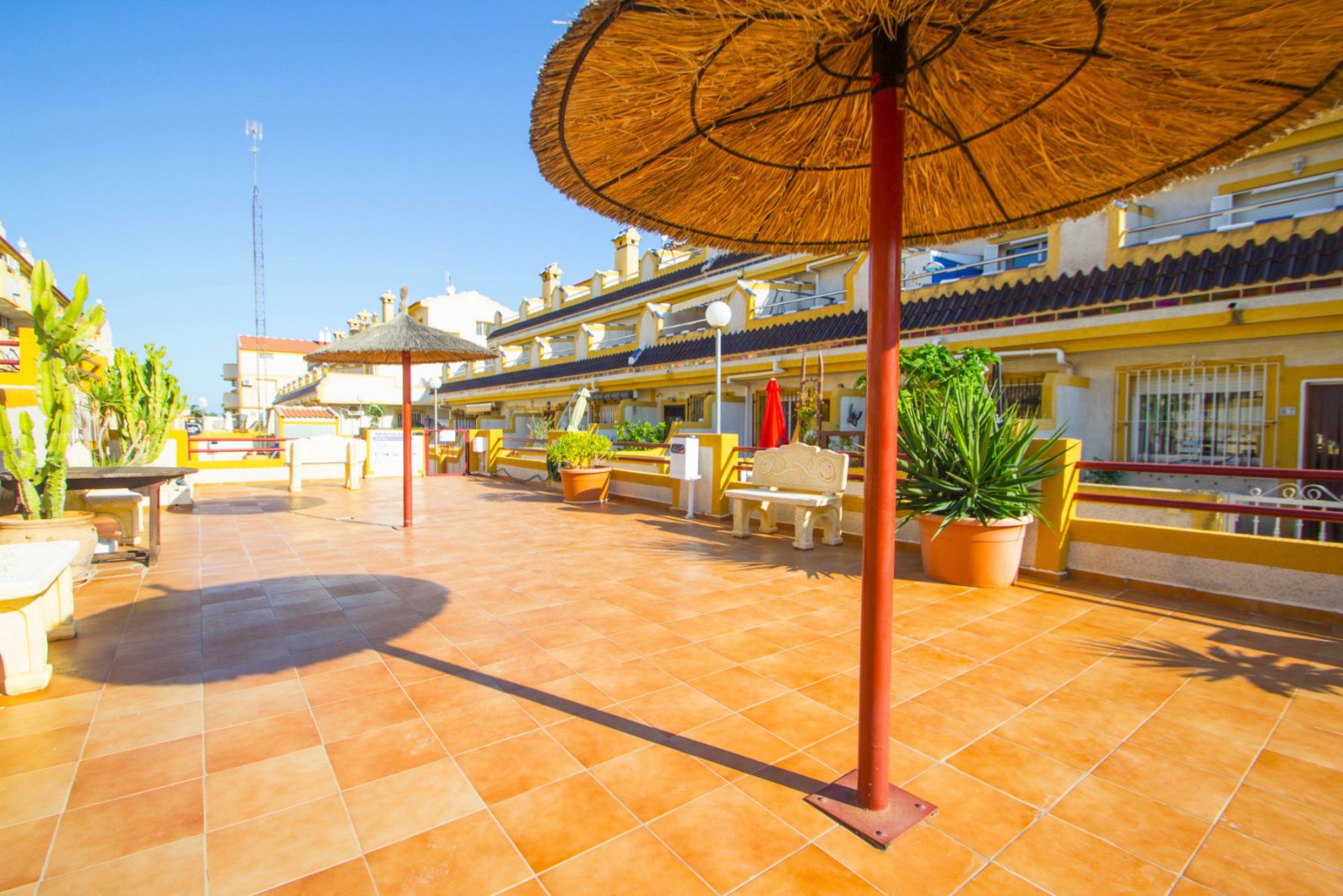 Günstig gelegenes und überraschend geräumiges Stadthaus zum Verkauf an der Grenze von La Florida und Playa Flamenca. Die Immobilie bietet 109m2 Wohnf